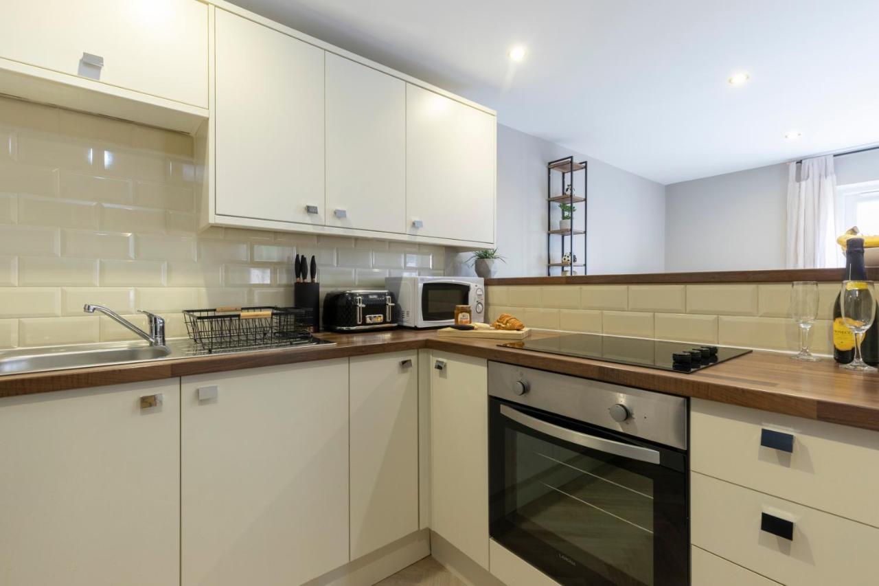 Elliot Oliver - 2 Bedroom Garden With Parking Apartment *