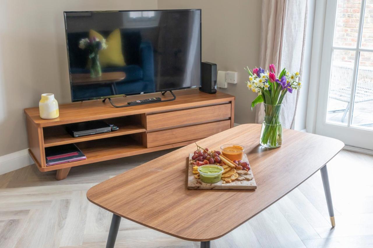Elliot Oliver - 2 Bedroom Garden With Parking Apartment *