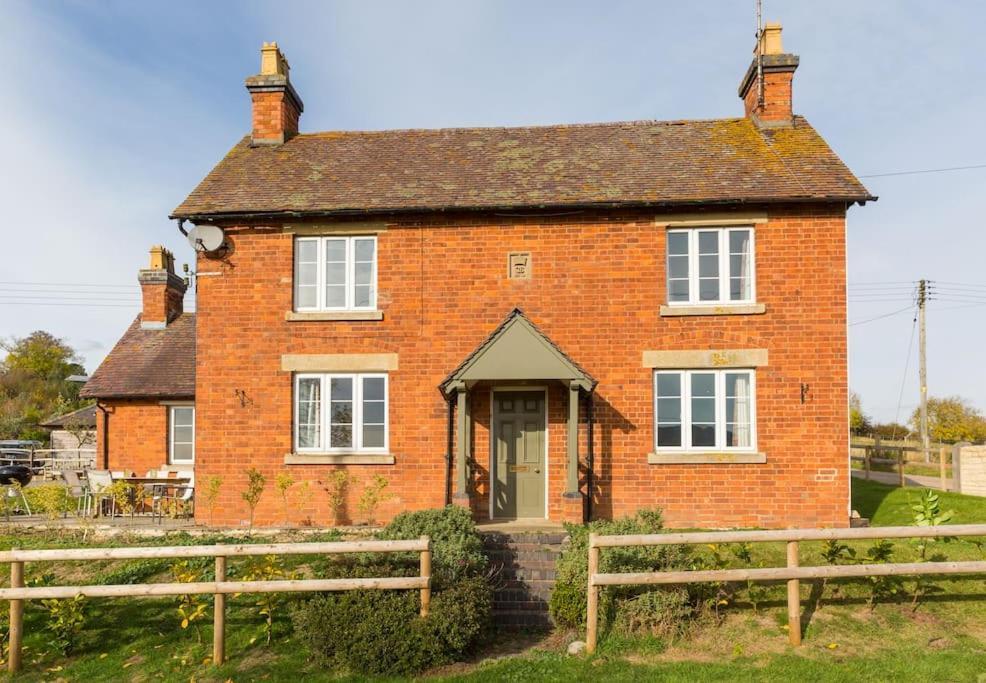 Large Farmhouse, Cotswold Location, Great Views Holiday home Cheltenham