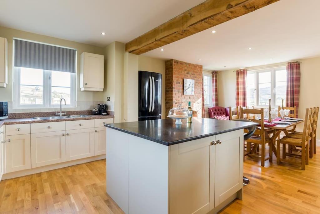 Large Farmhouse, Cotswold Location, Great Views Cheltenham