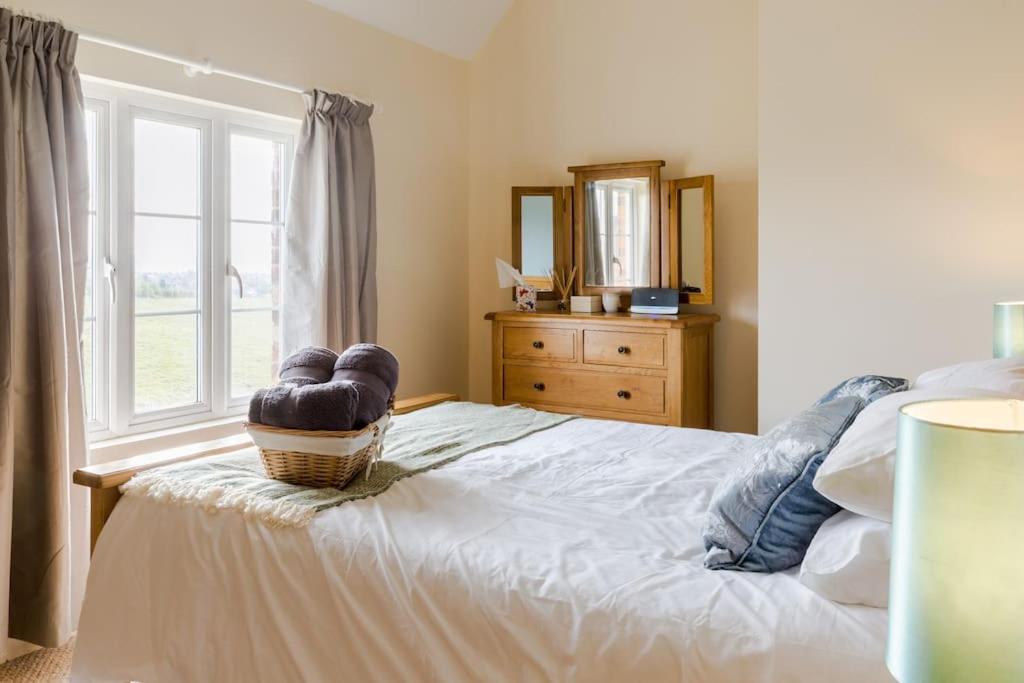 Large Farmhouse, Cotswold Location, Great Views