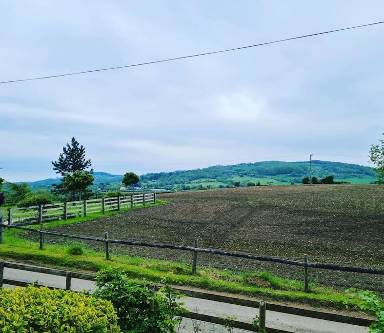 Large Farmhouse, Cotswold Location, Great Views Cheltenham