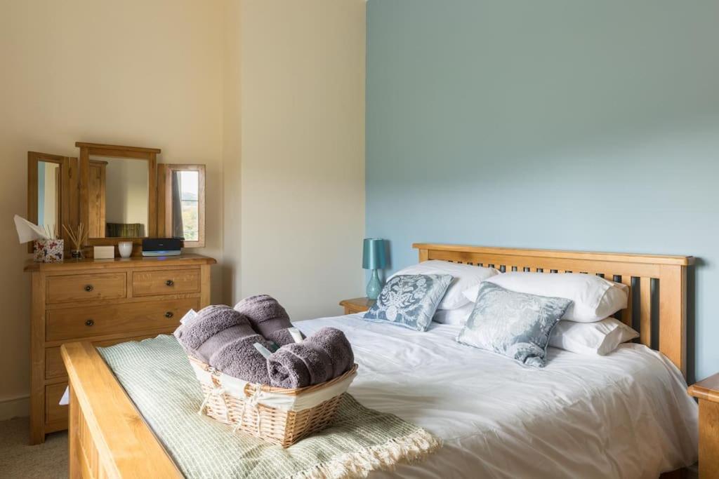 Large Farmhouse, Cotswold Location, Great Views Holiday home *