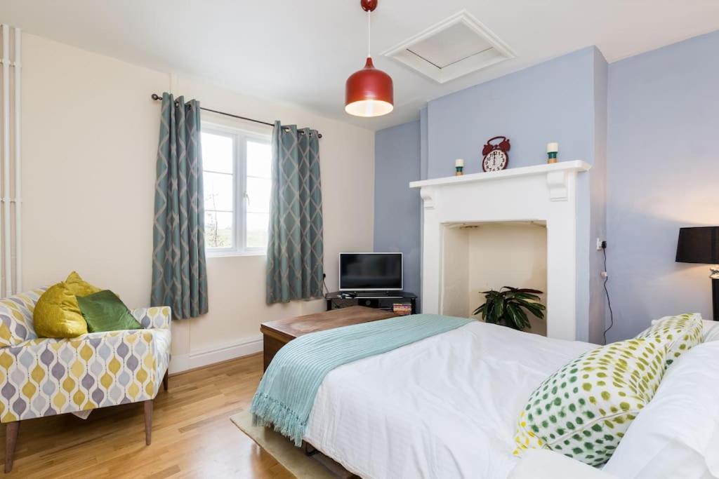 Large Farmhouse, Cotswold Location, Great Views Holiday home