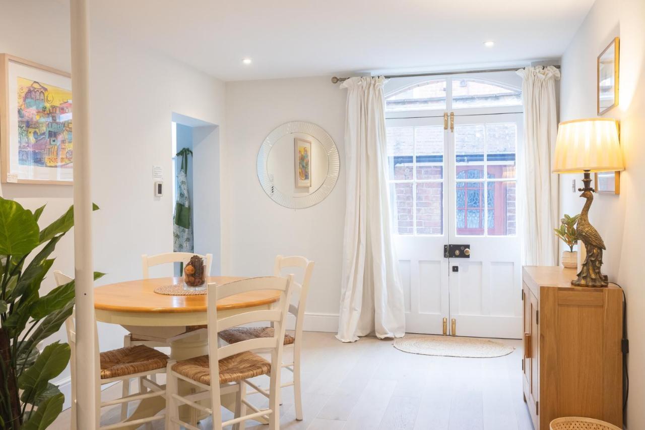 Spacious 1br Victorian Flat In Cotswolds - Free Parking