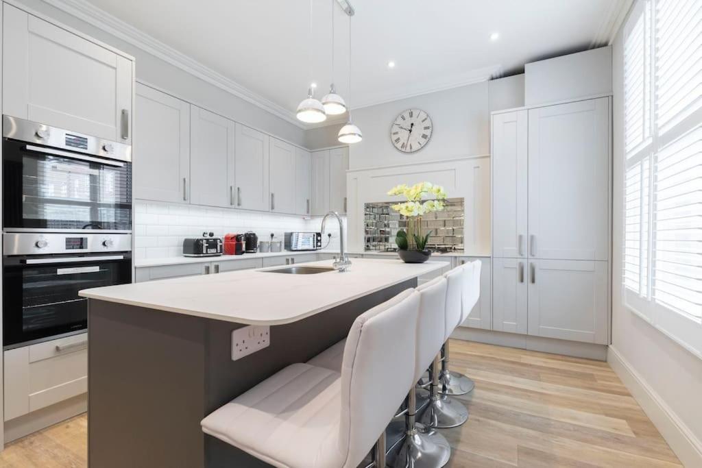 Stunning 5 Bed 4 Bath Period Holiday home Cheltenham