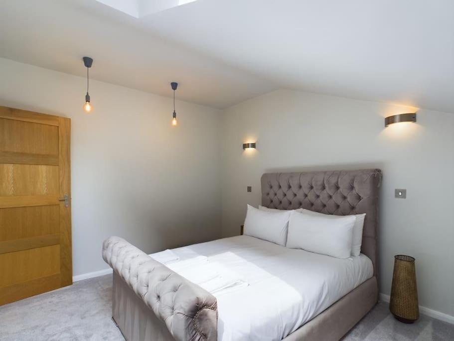 The Hideout King Bed/w Tv Free Parking Holiday home Cheltenham