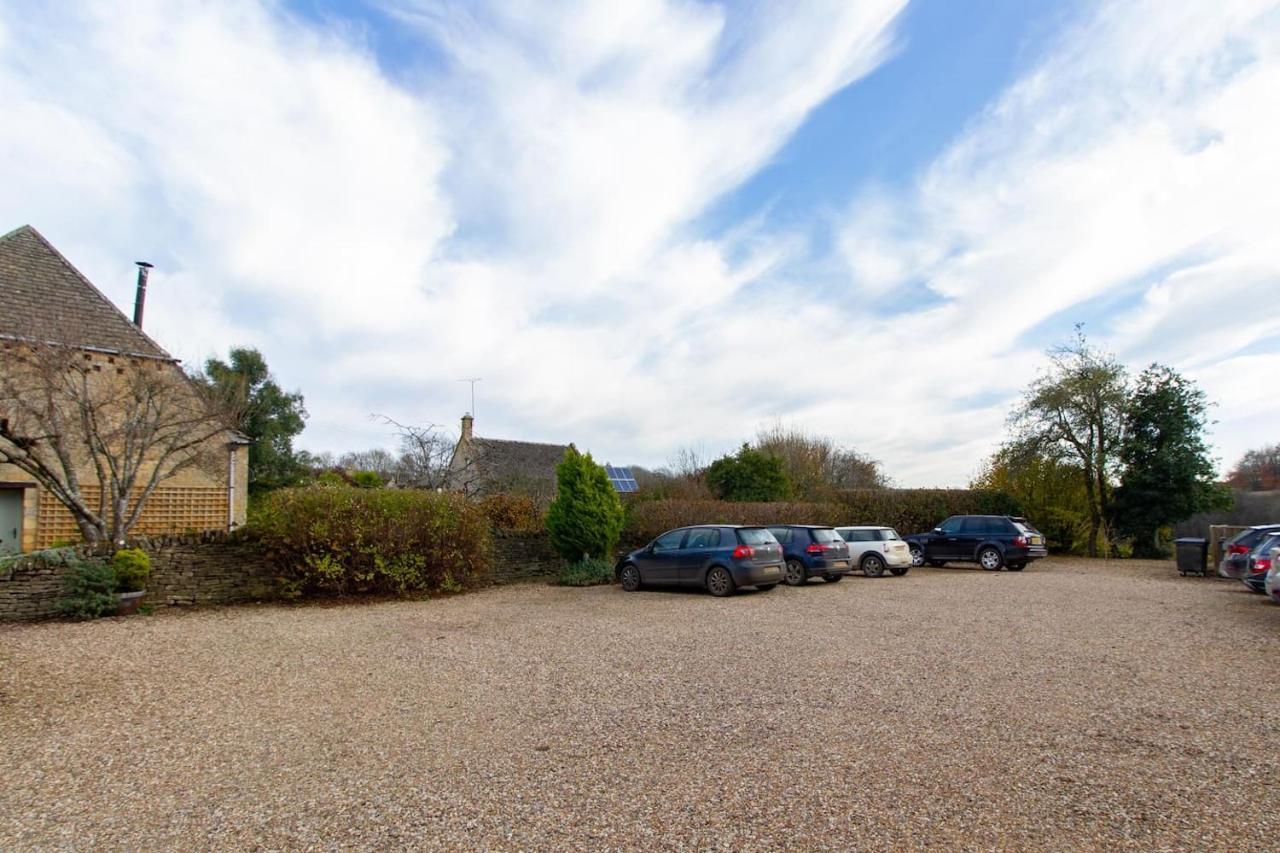 Graziers - Character Cotswold With Inglenook, Parking And Pub Nearby *