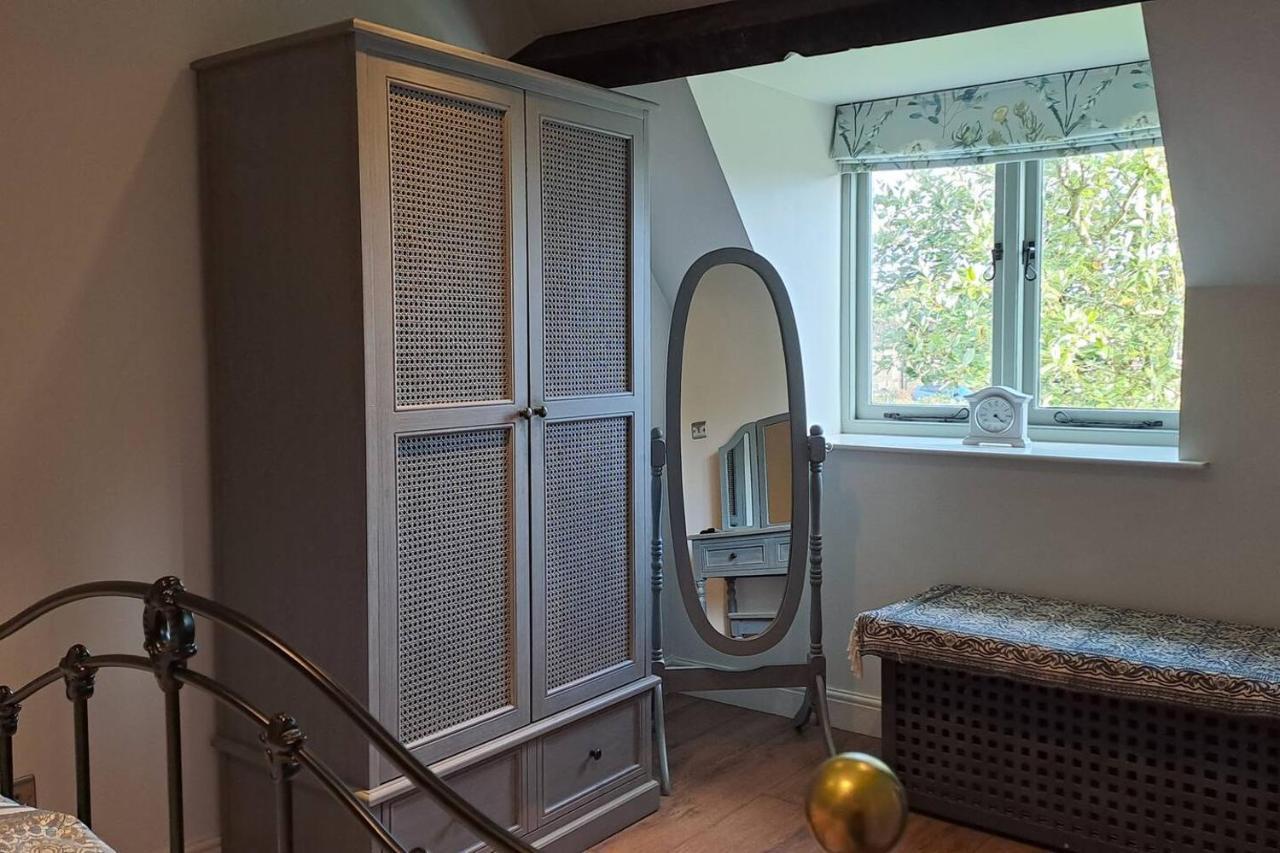 Graziers - Character Cotswold With Inglenook, Parking And Pub Nearby * Cheltenham