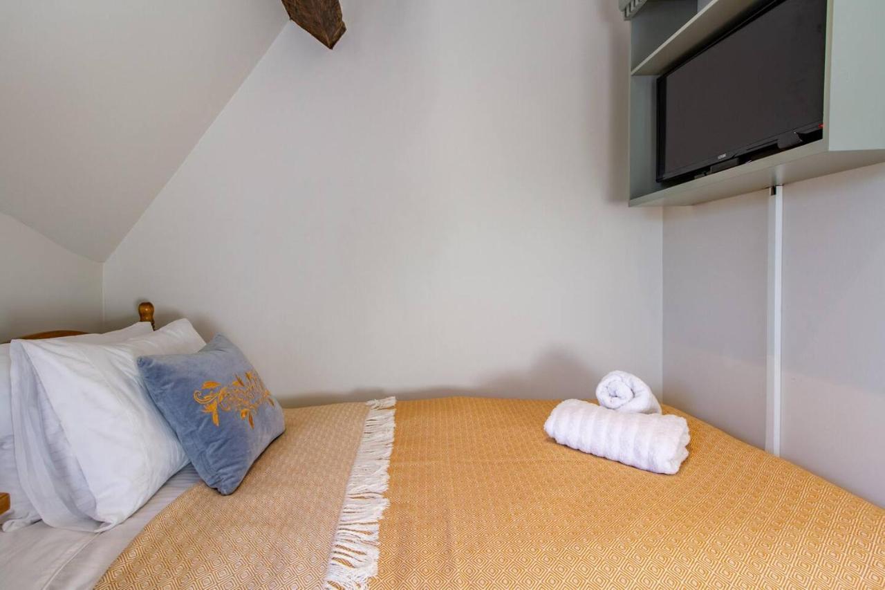 Graziers - Character Cotswold With Inglenook, Parking And Pub Nearby Holiday home Cheltenham