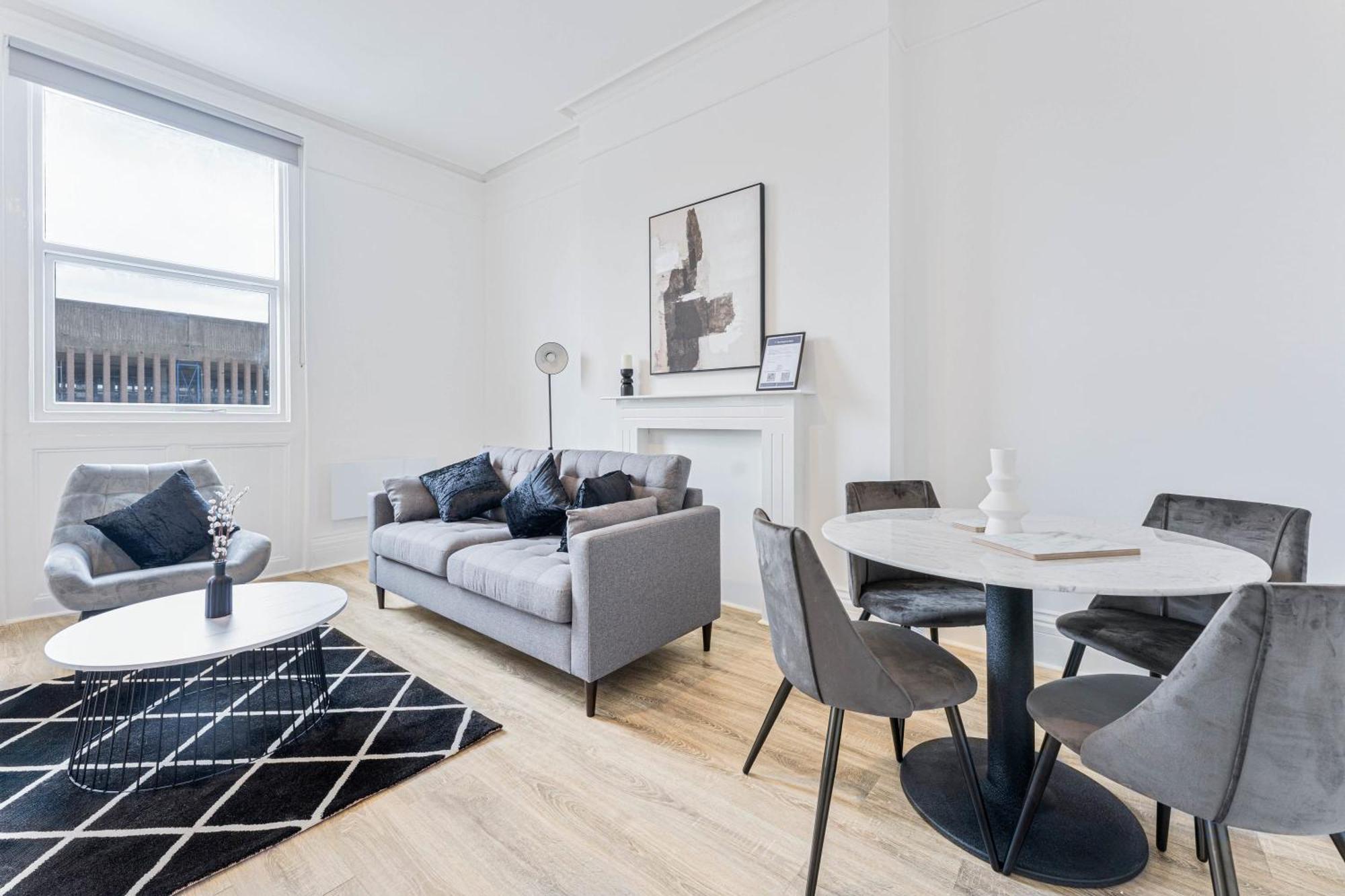 Modern 2 Bedroom In Apartment