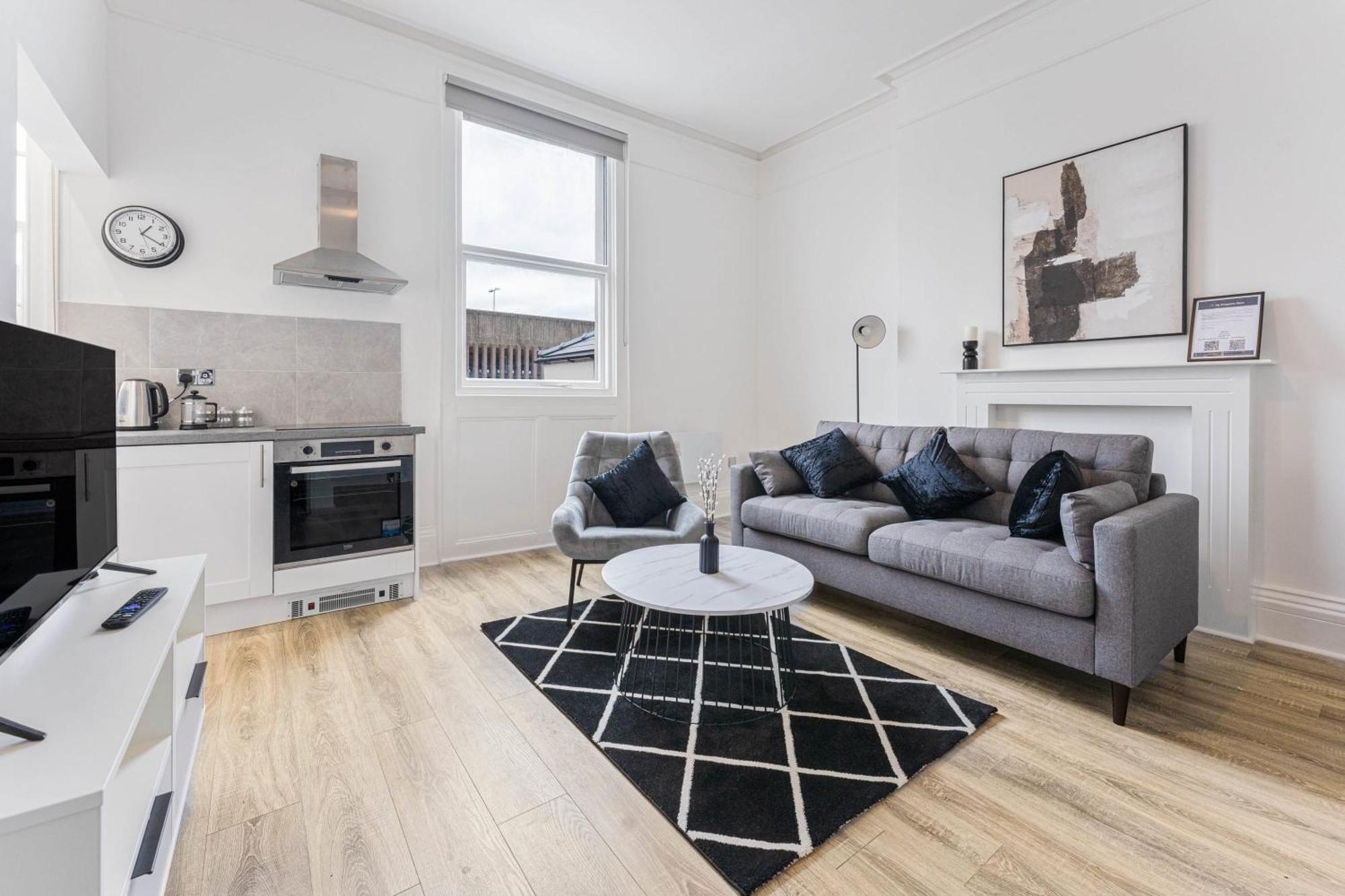Modern 2 Bedroom In Apartment Cheltenham
