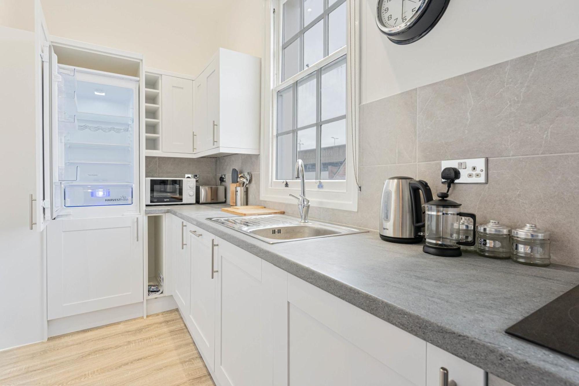Modern 2 Bedroom In Apartment