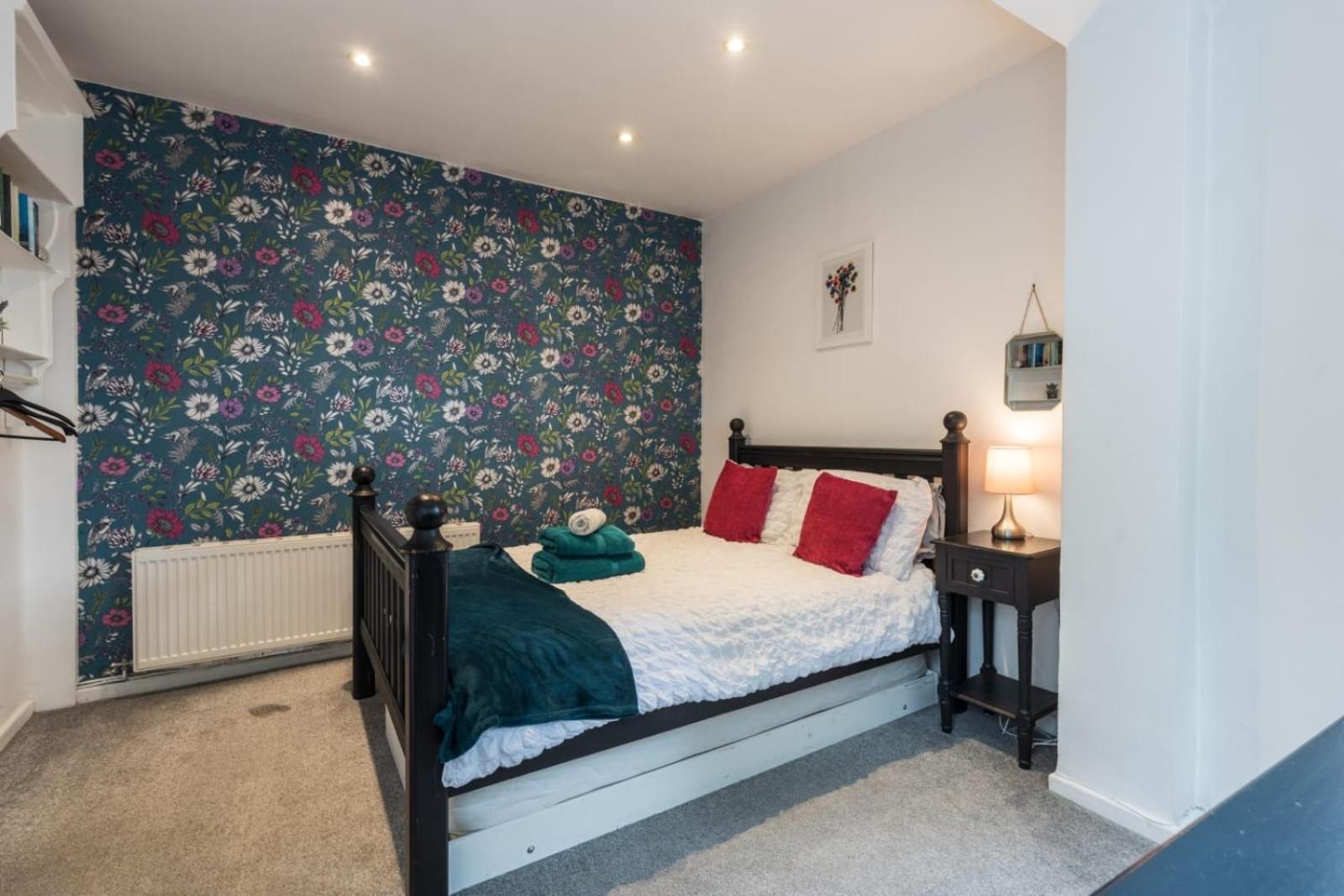 1 Phoenix Cottages, 403 High Street,