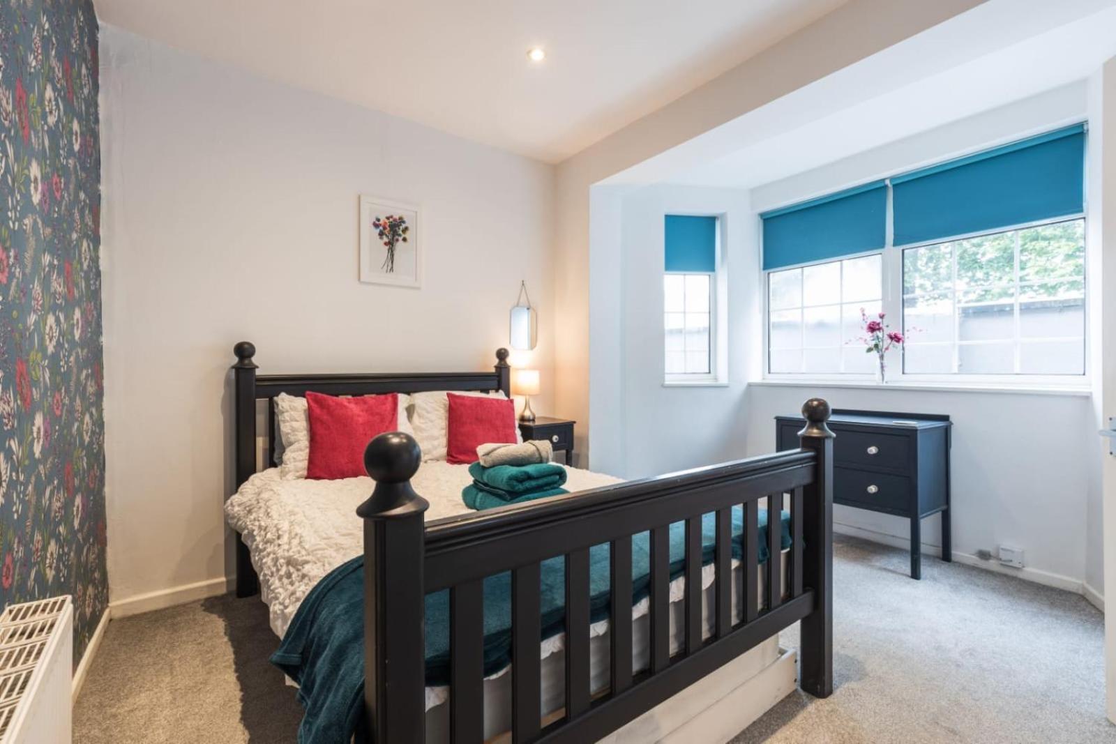 Holiday home 1 Phoenix Cottages, 403 High Street,