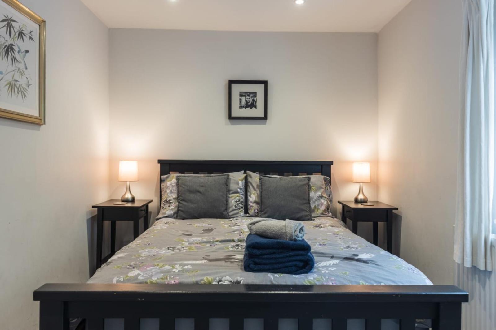 1 Phoenix Cottages, 403 High Street, Holiday home *