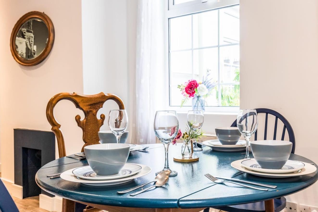 Holiday home 1 Phoenix Cottages, 403 High Street,