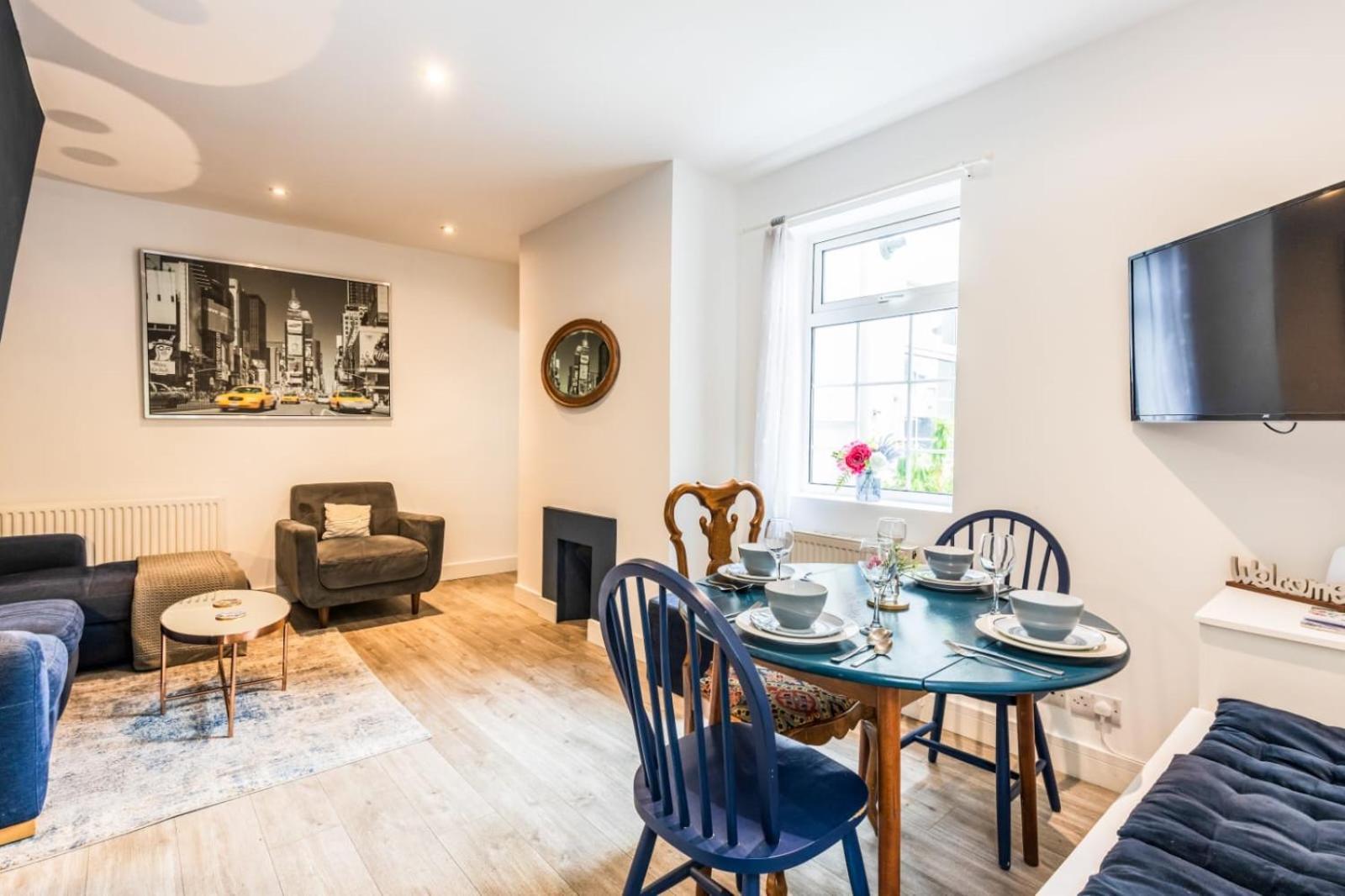 1 Phoenix Cottages, 403 High Street, Holiday home *