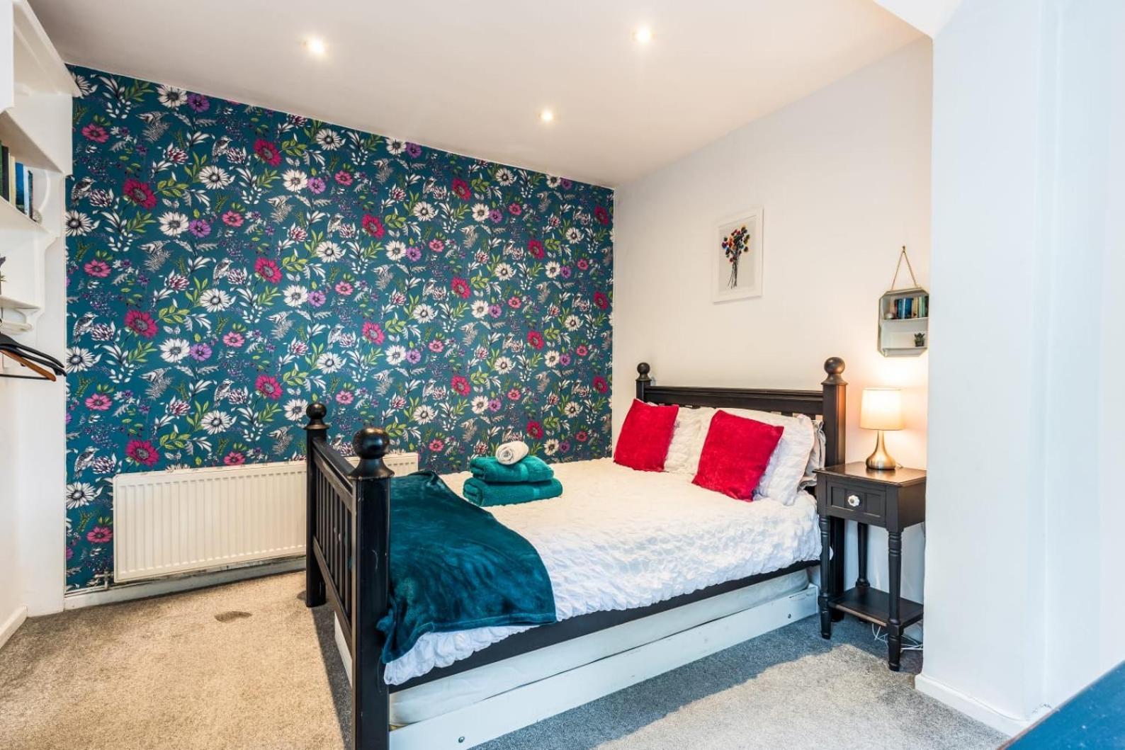 1 Phoenix Cottages, 403 High Street, Holiday home Cheltenham
