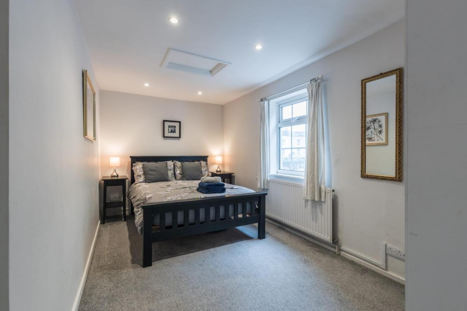 1 Phoenix Cottages, 403 High Street, *