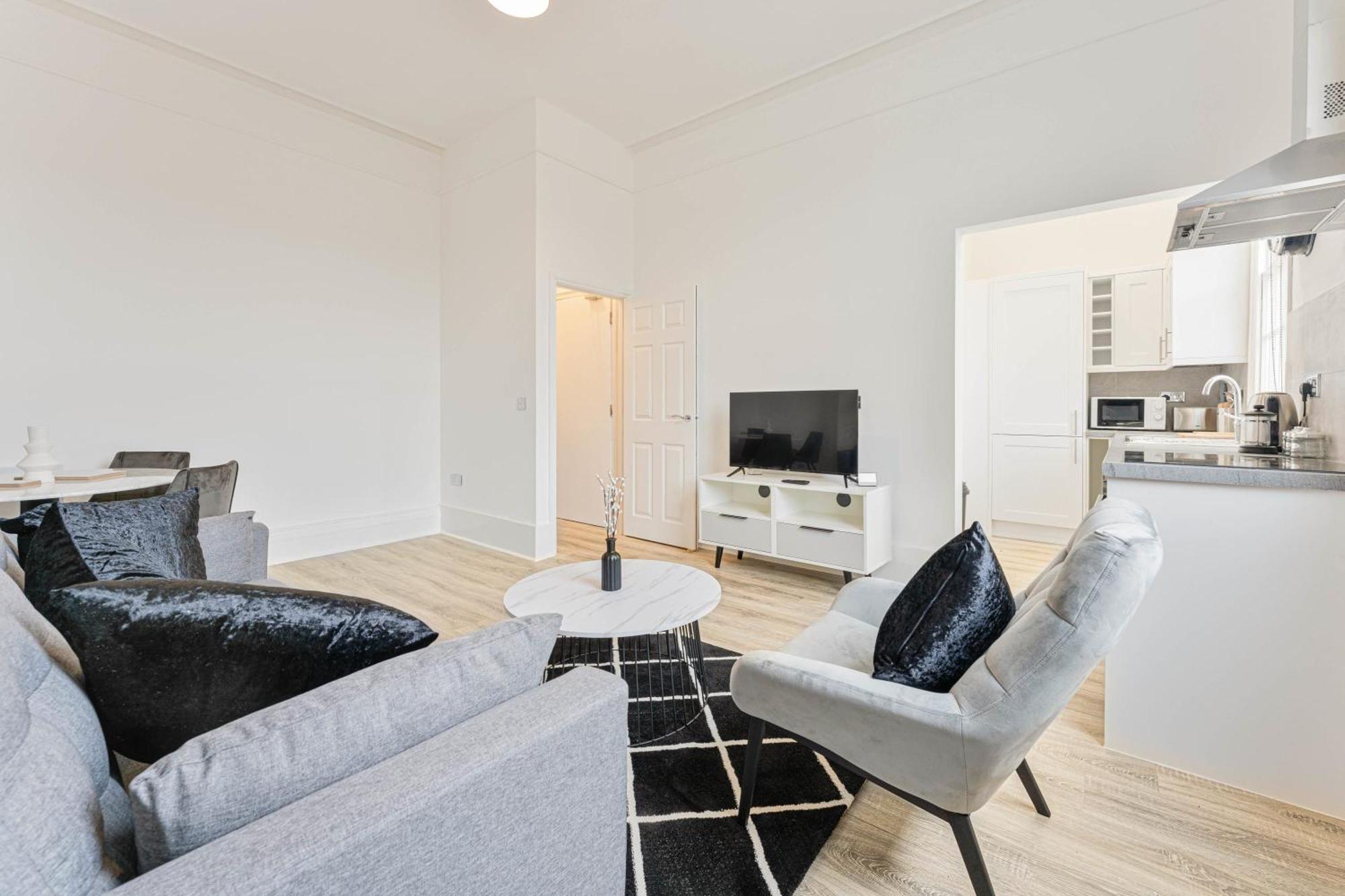 Modern 2 Bedroom In Apartment *