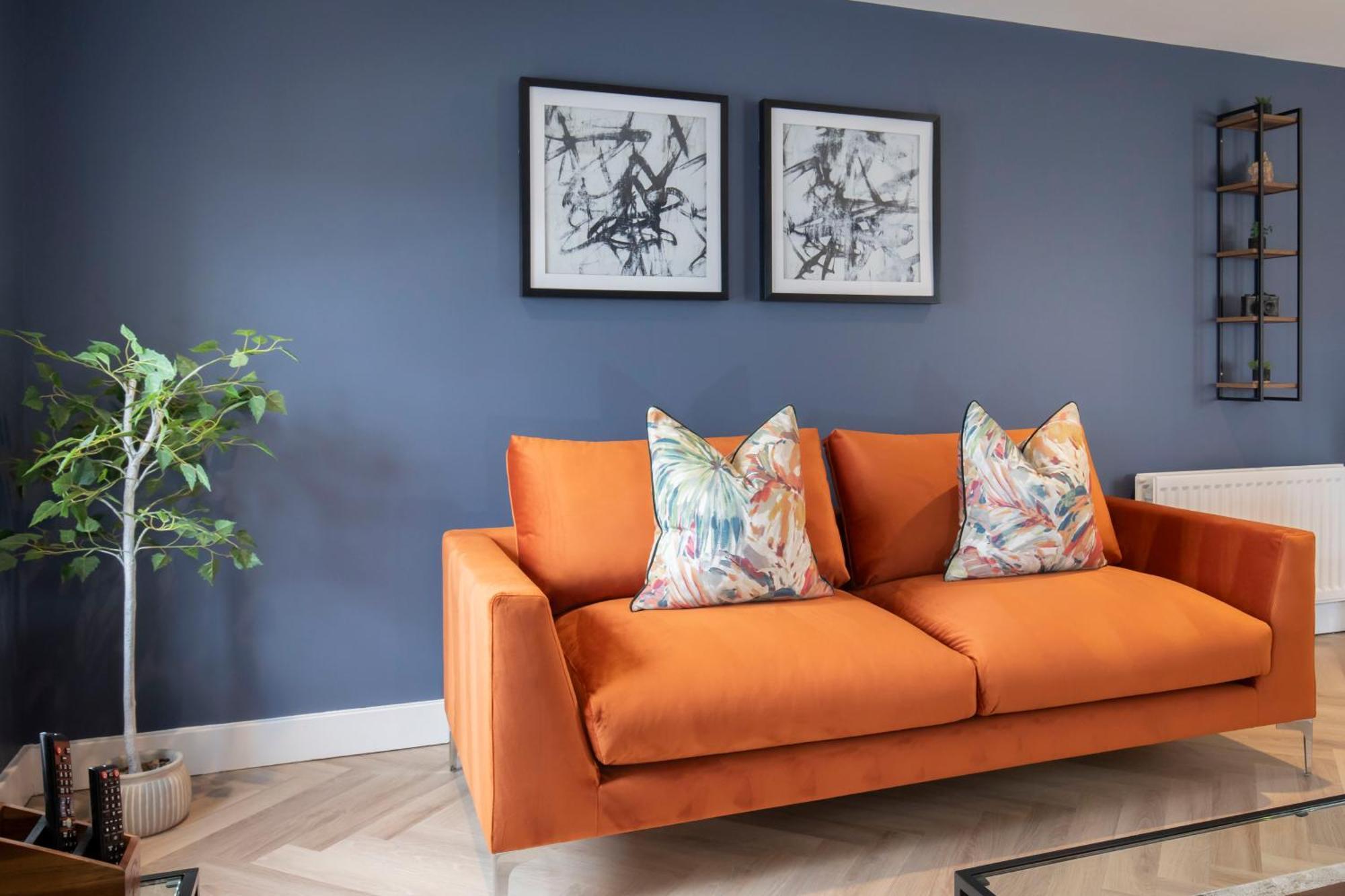 Elliot Oliver - Luxury Three Bedroom Town Centre With Parking *