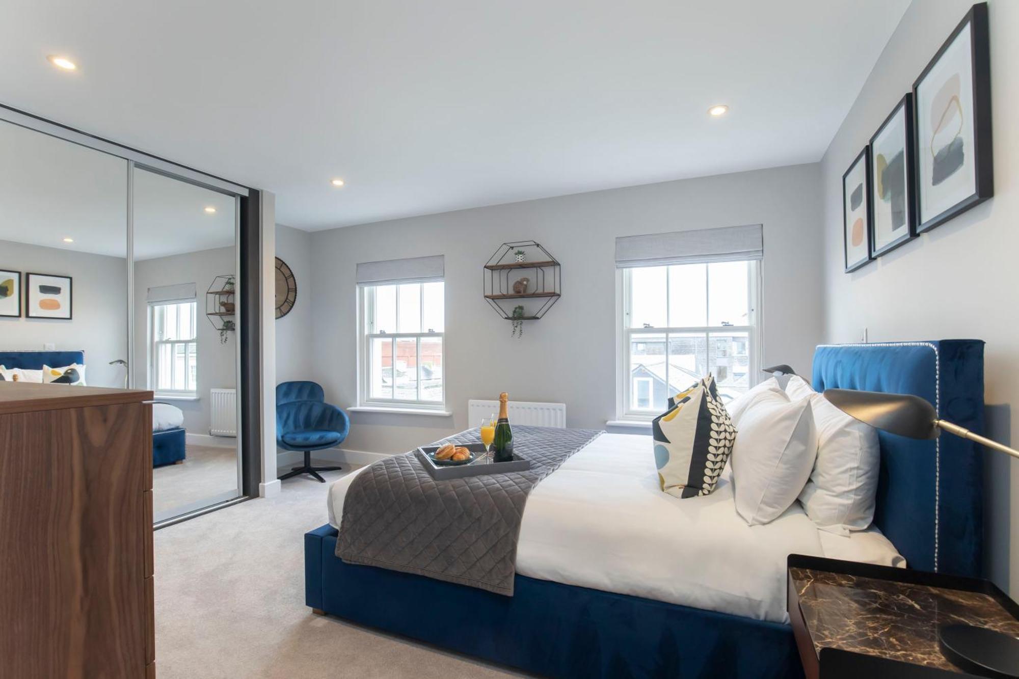 Elliot Oliver - Luxury Three Bedroom Town Centre With Parking Apartment *