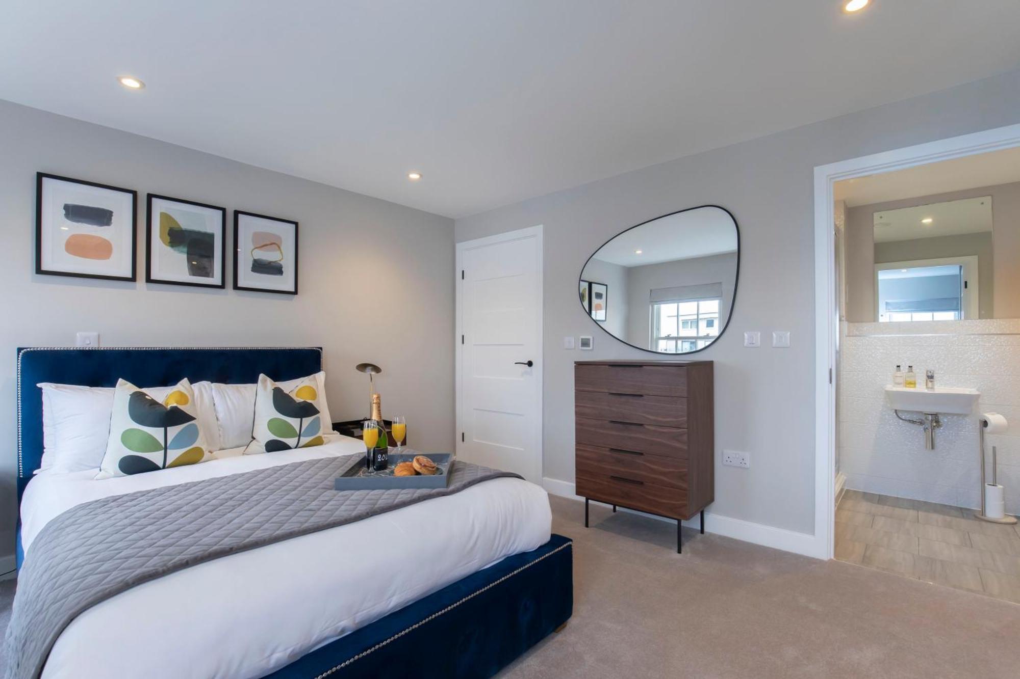 Elliot Oliver - Luxury Three Bedroom Town Centre With Parking Apartment Cheltenham