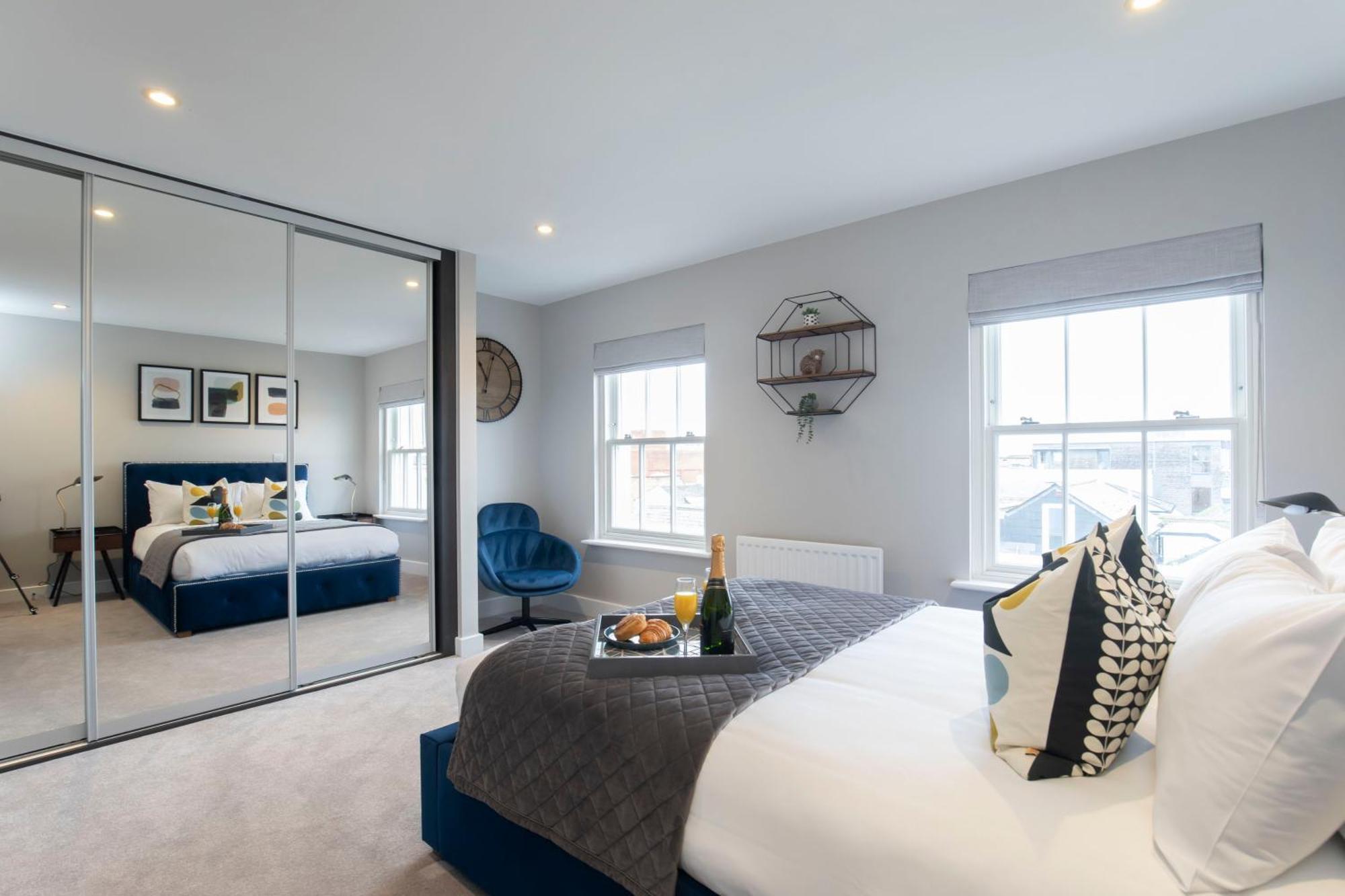 Elliot Oliver - Luxury Three Bedroom Town Centre With Parking Apartment