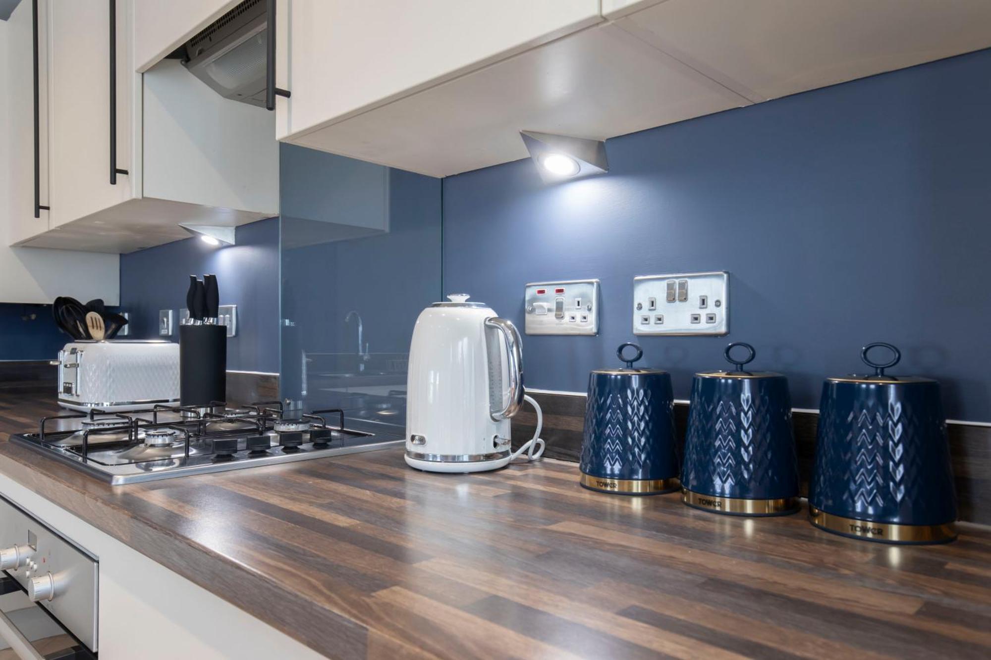 Elliot Oliver - Luxury Three Bedroom Town Centre With Parking *