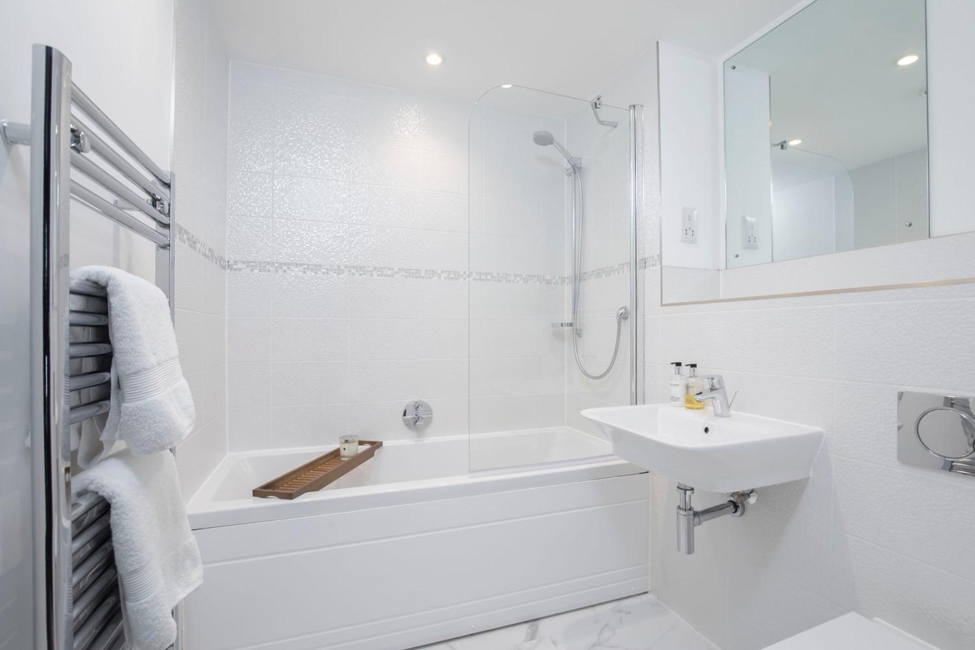 Elliot Oliver - Luxury Three Bedroom Town Centre With Parking *