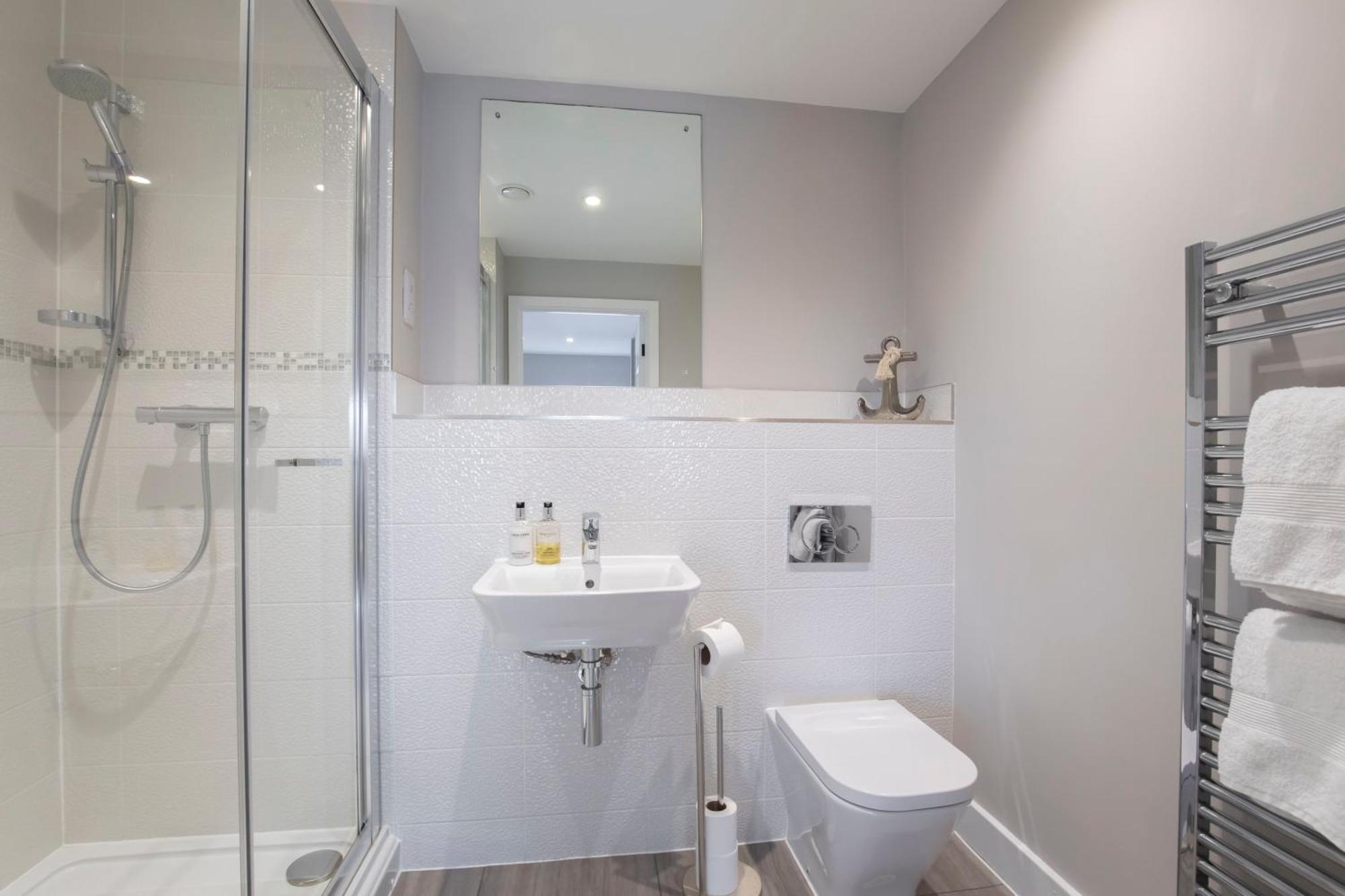 Elliot Oliver - Luxury Three Bedroom Town Centre With Parking