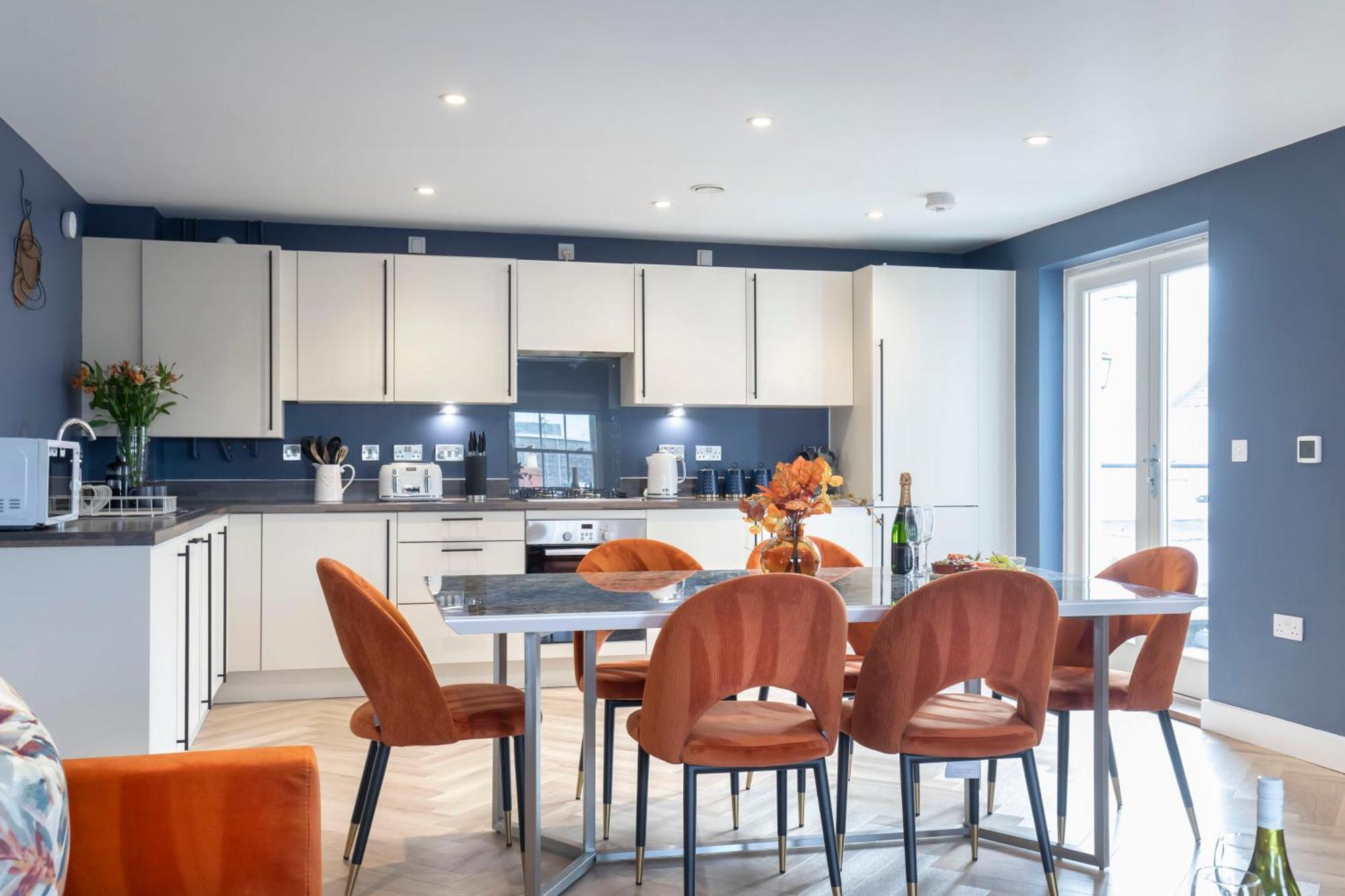 Elliot Oliver - Luxury Three Bedroom Town Centre With Parking