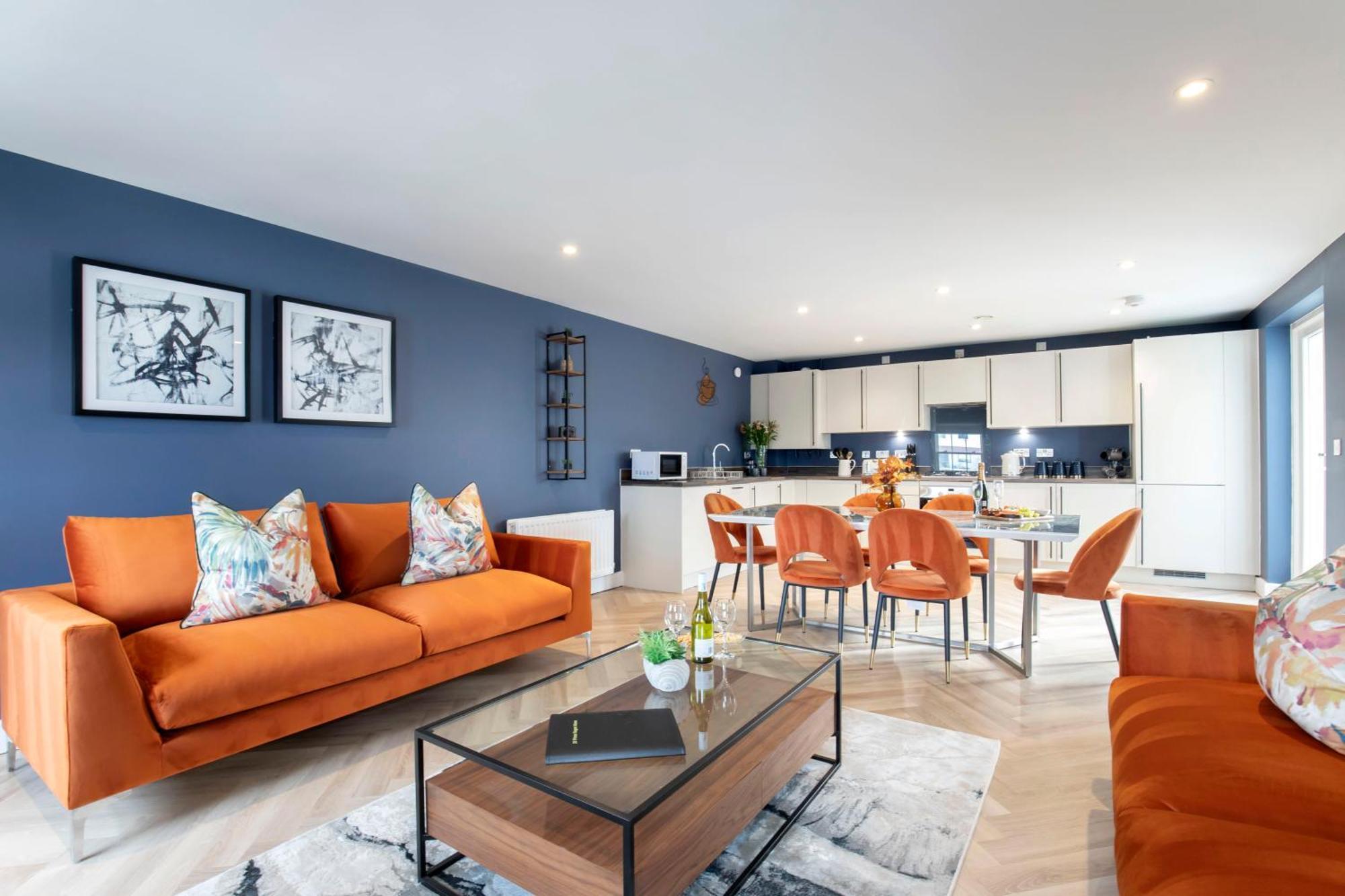 Elliot Oliver - Luxury Three Bedroom Town Centre With Parking Apartment