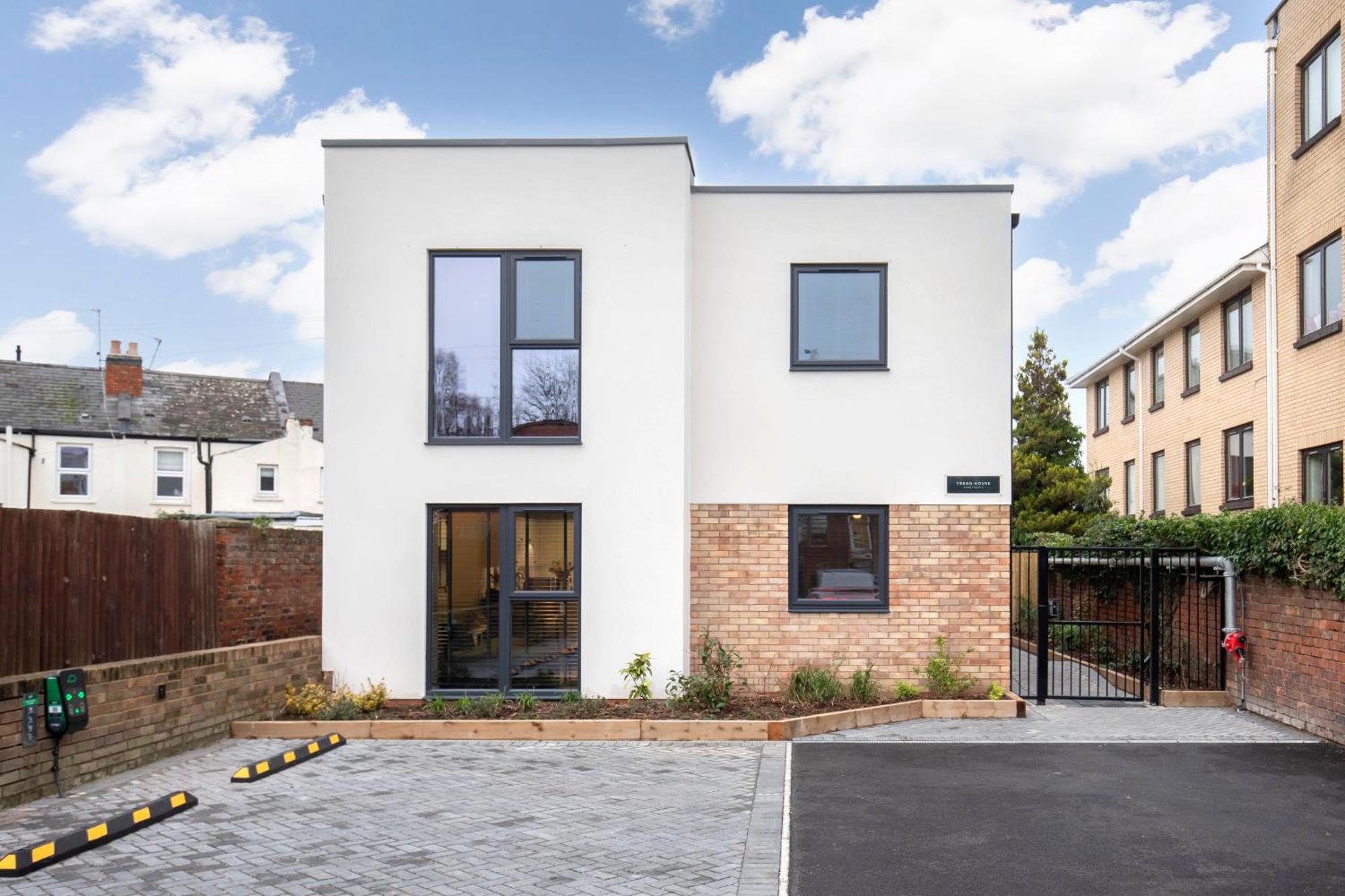 Apartment Elliot Oliver - Exquisite Two Bedroom With Garden, Parking & Ev Charger *