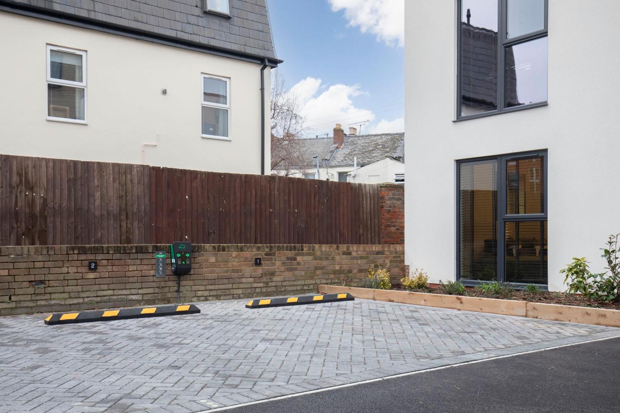 Elliot Oliver - Exquisite Two Bedroom With Garden, Parking & Ev Charger *