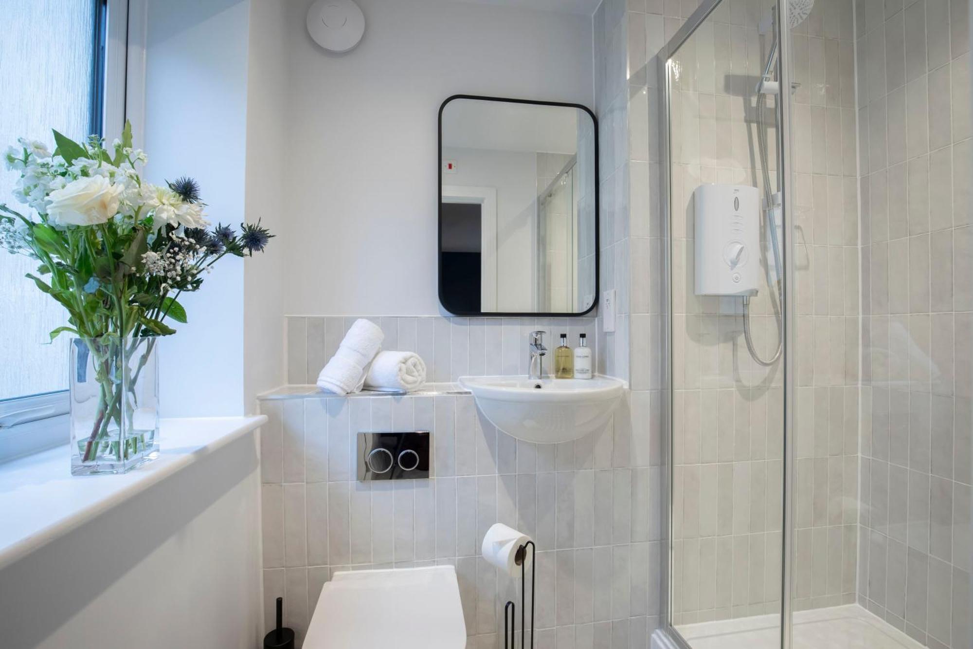 Elliot Oliver - Exquisite Two Bedroom With Garden, Parking & Ev Charger * Cheltenham