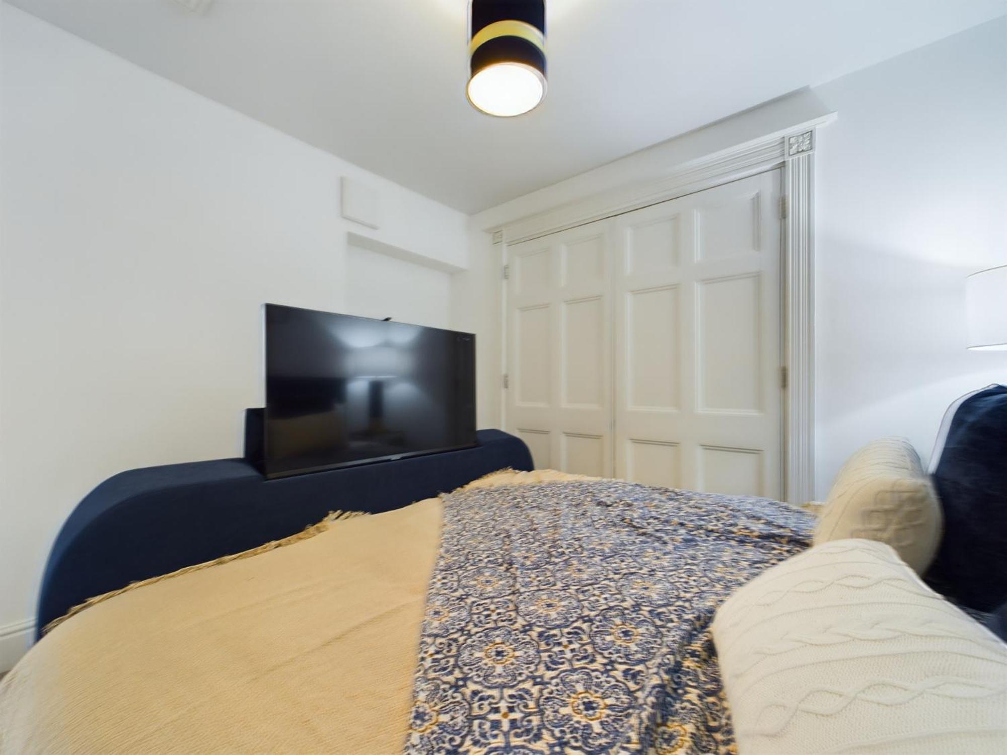 Apartment Sunningend Super King Bed Wifi Ev Parking