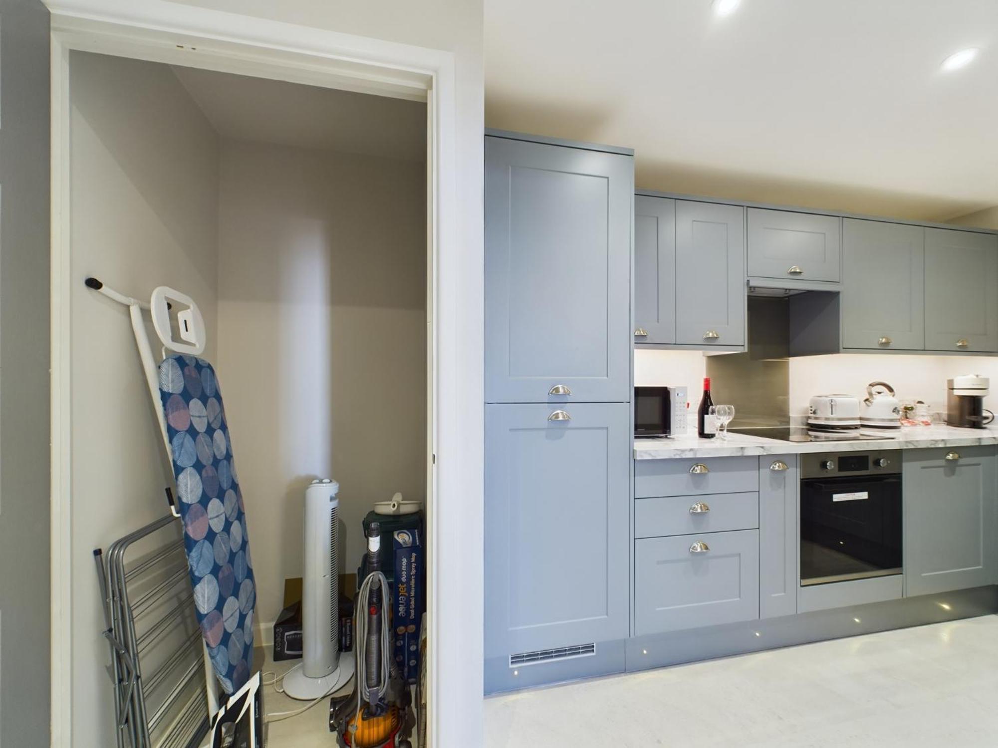 Modern Duplex Central Free Parking Wi-fi Apartment Cheltenham