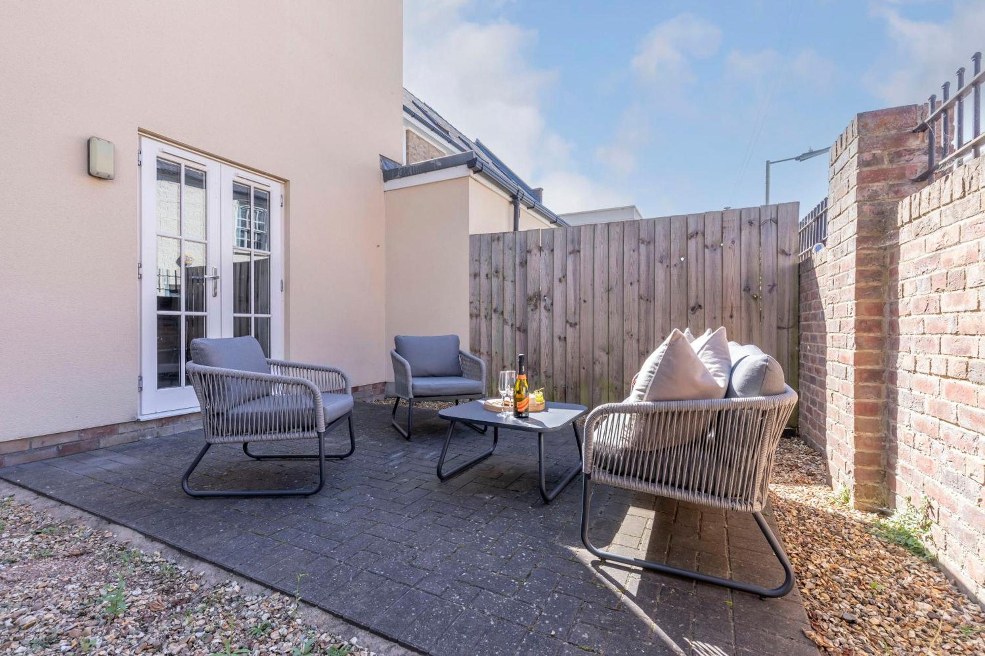 Elliot Oliver - 2 Bedroom Garden With Parking Cheltenham