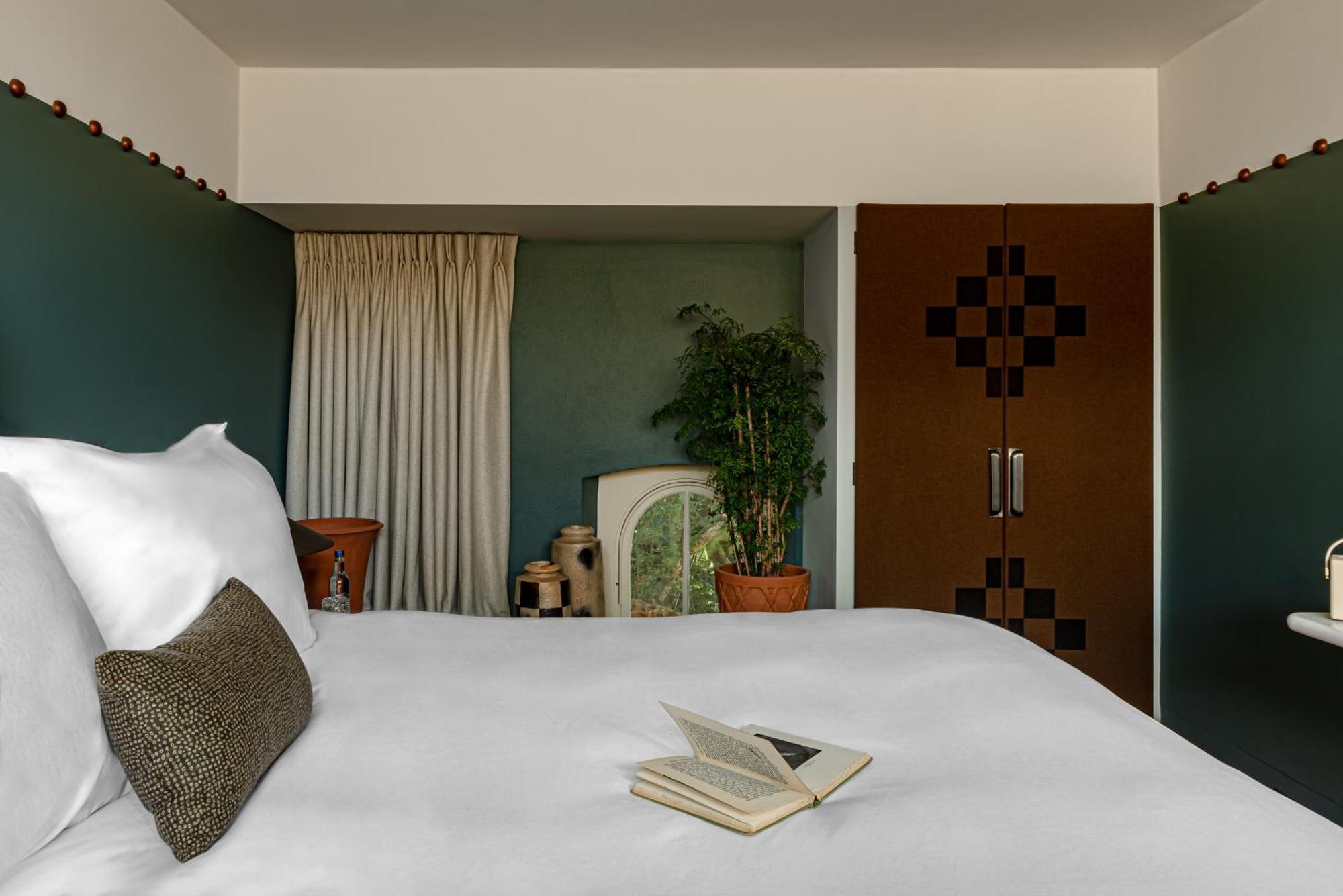 Cowley Manor Experimental Hotel 4*