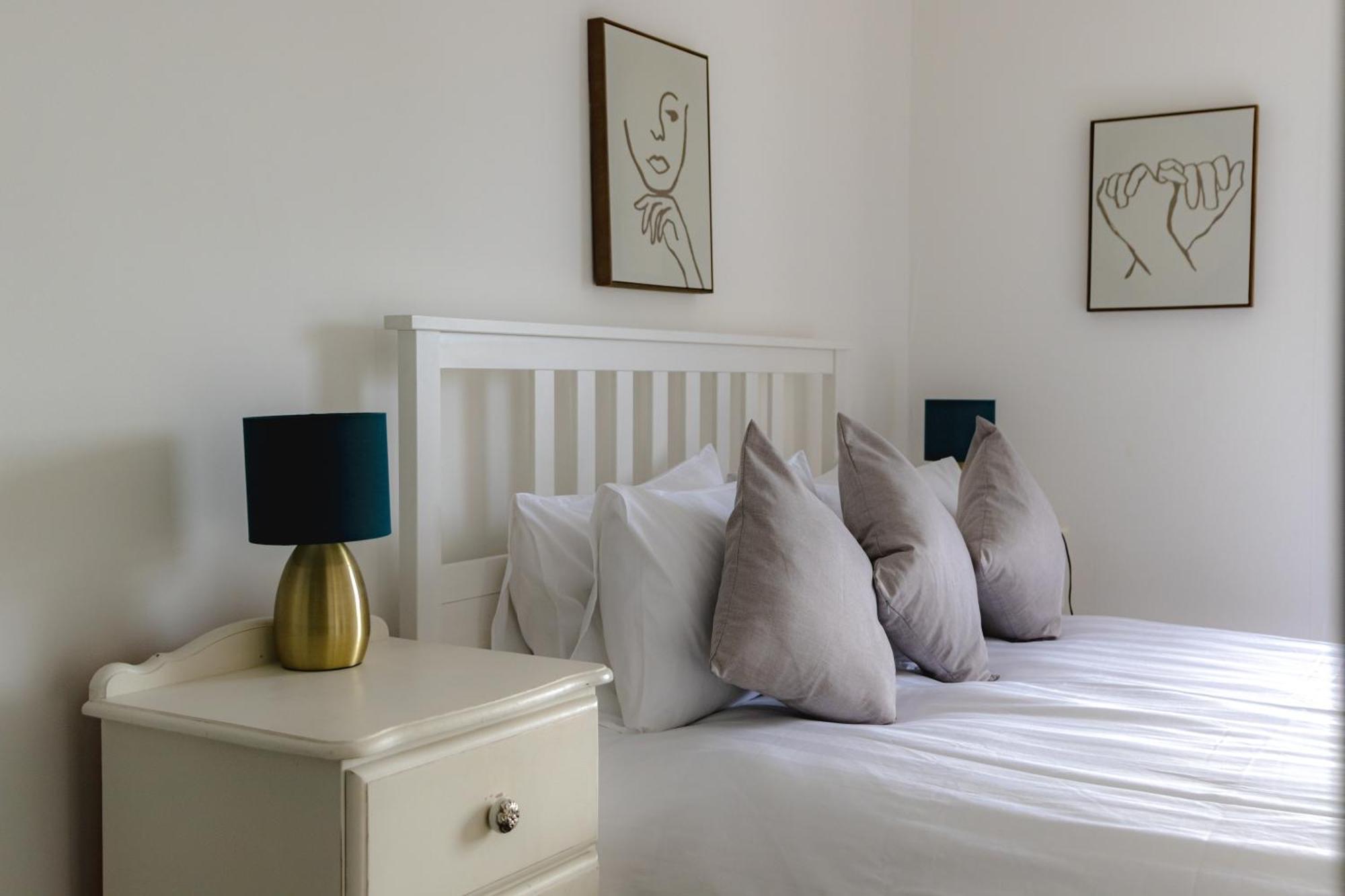Fabulous, Vibrant, Town House, Bath Road Holiday home *