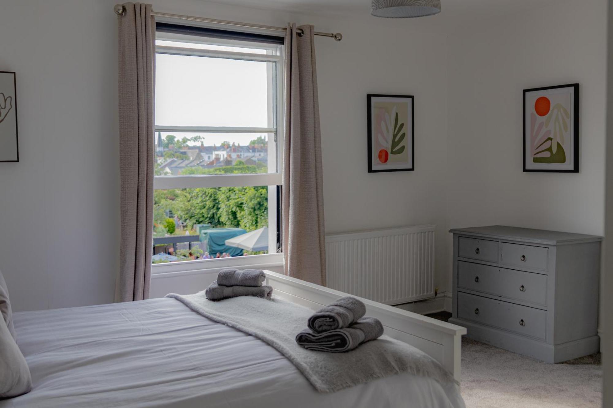 Fabulous, Vibrant, Town House, Bath Road * Cheltenham