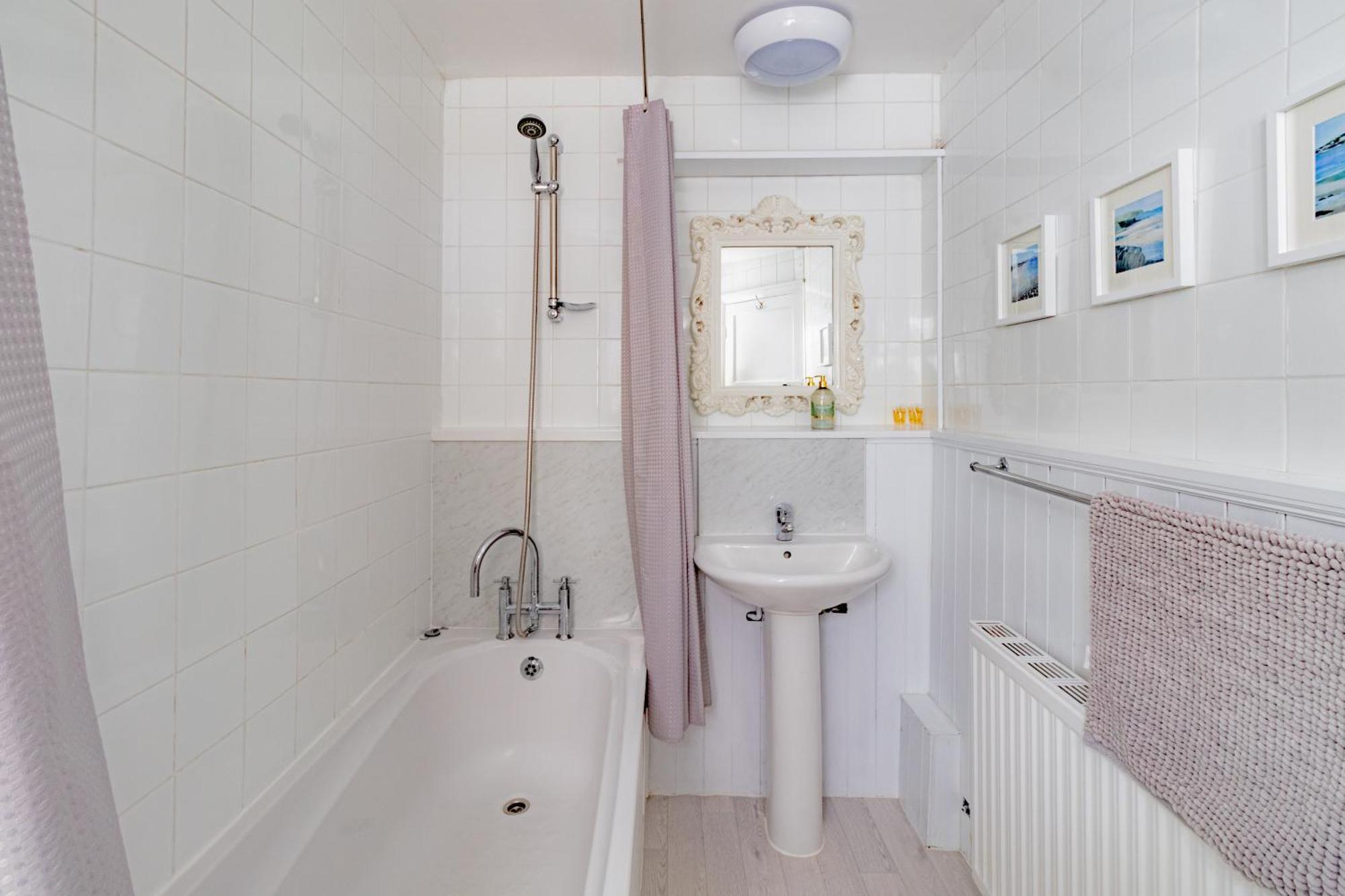Fabulous, Vibrant, Town House, Bath Road
