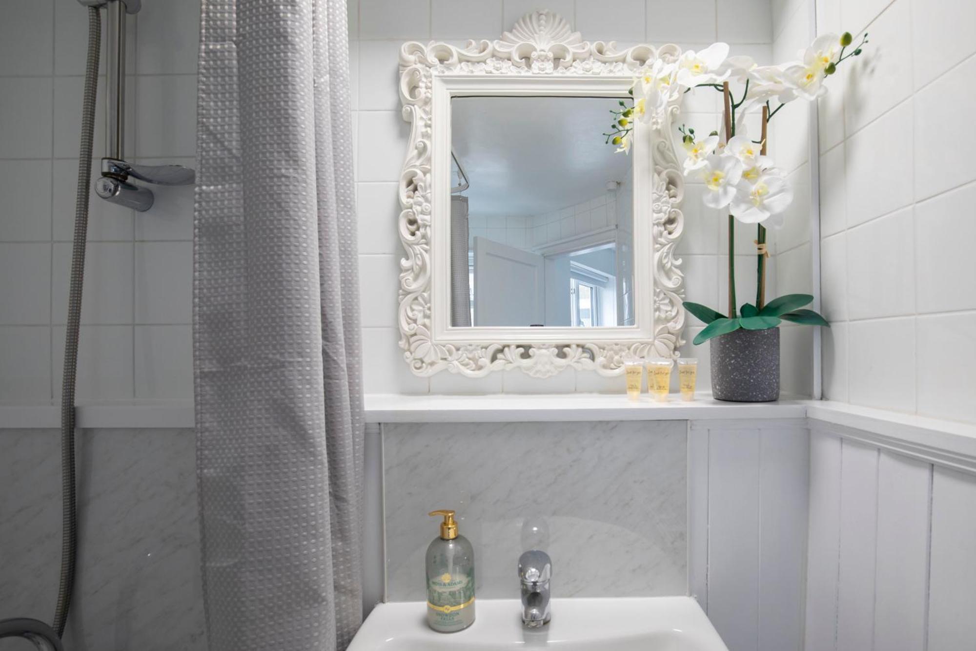 Fabulous, Vibrant, Town House, Bath Road