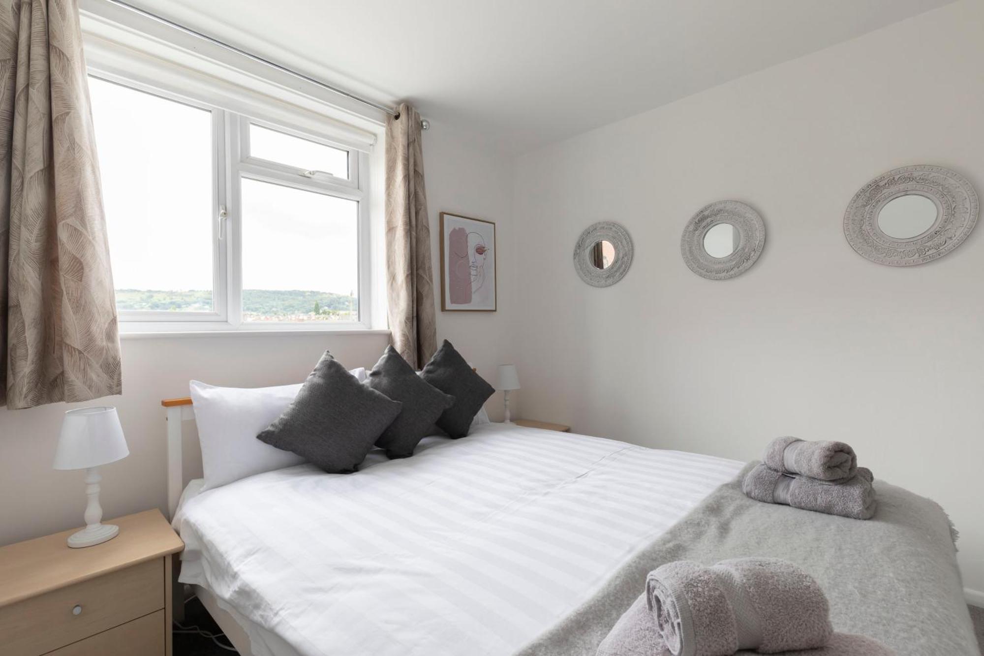 Fabulous, Vibrant, Town House, Bath Road *
