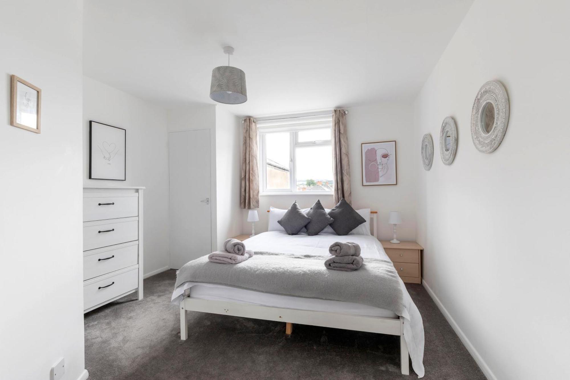 Fabulous, Vibrant, Town House, Bath Road