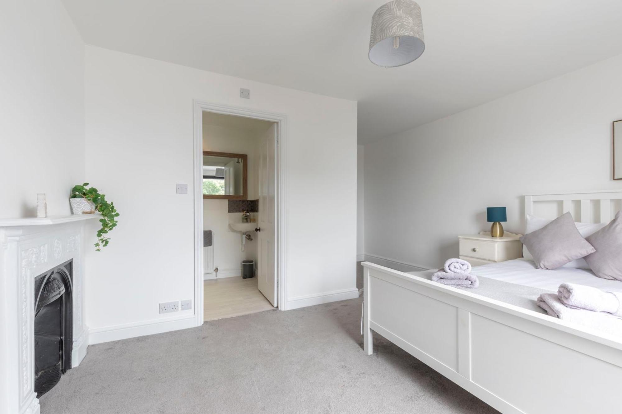 Fabulous, Vibrant, Town House, Bath Road Holiday home