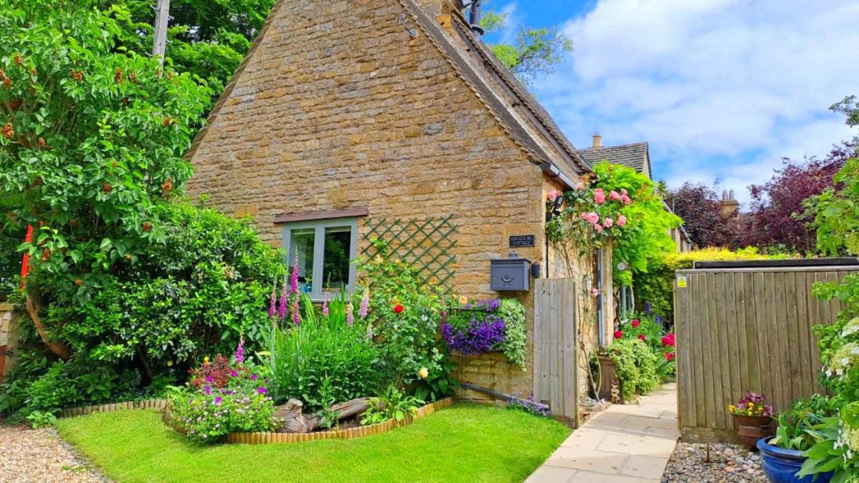 Graziers - Character Cotswold With Inglenook, Parking And Pub Nearby Holiday home *