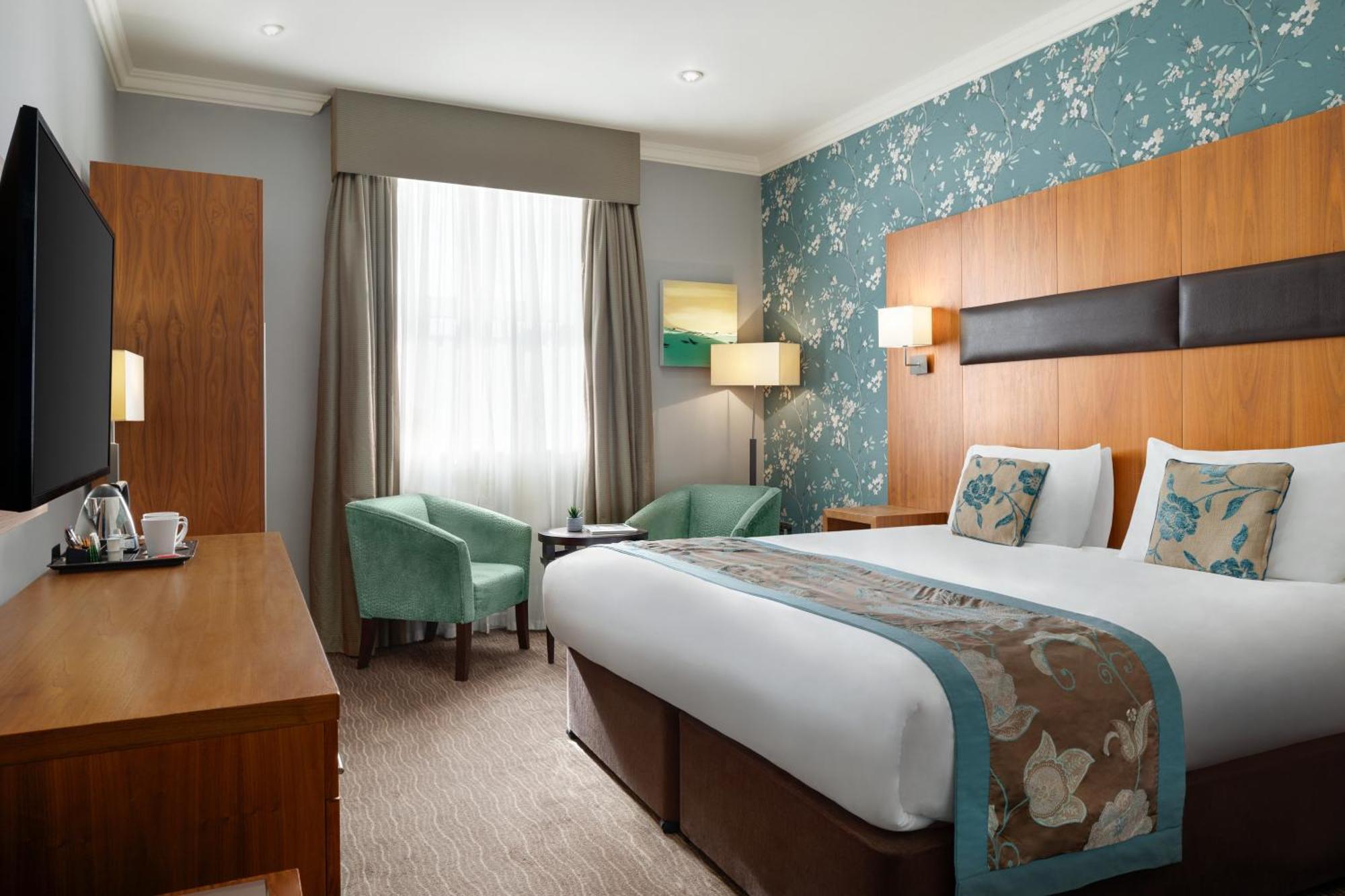 Ramada By Wyndham Cheltenham Hotel 3*